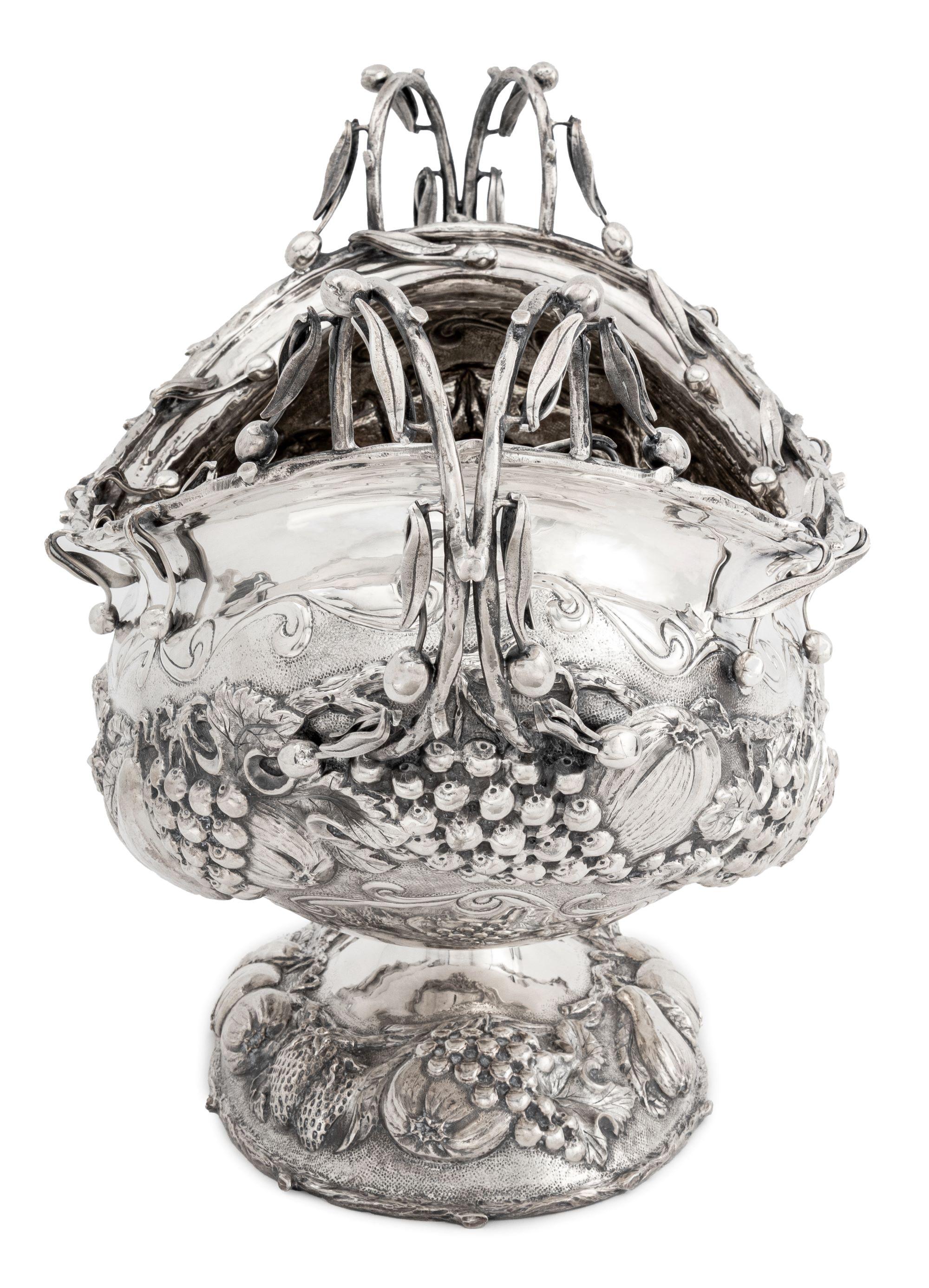 Italienischer Sterling Repousse Tafelaufsatz mit Fuß (Sterlingsilber) im Angebot