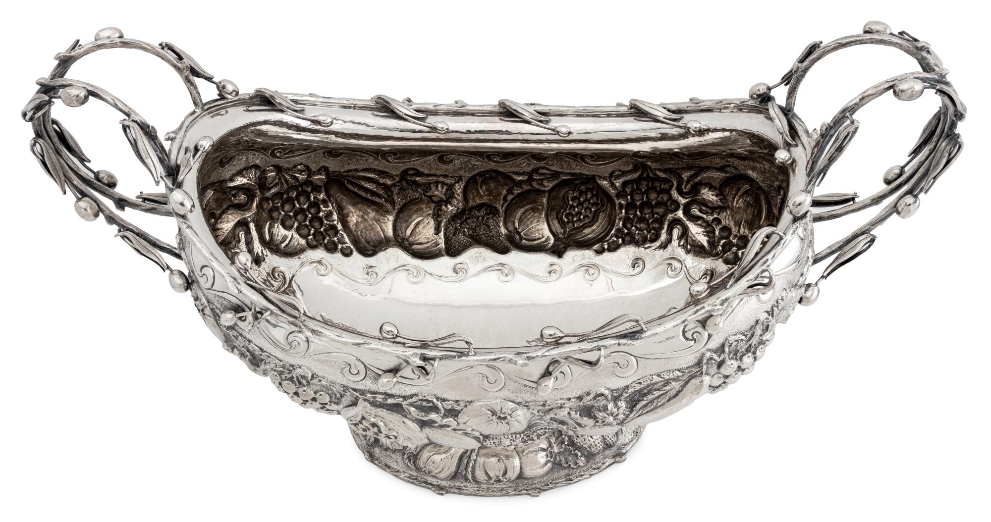Italienischer Sterling Repousse Tafelaufsatz mit Fuß im Angebot 1