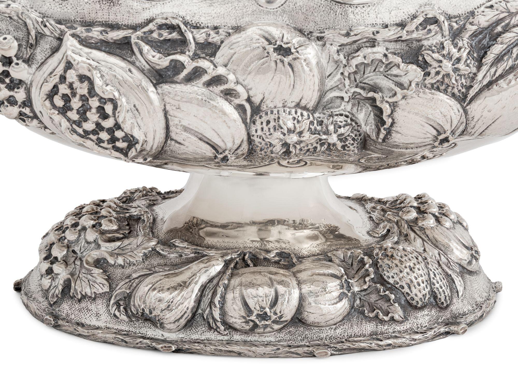 Italienischer Sterling Repousse Tafelaufsatz mit Fuß im Angebot 2