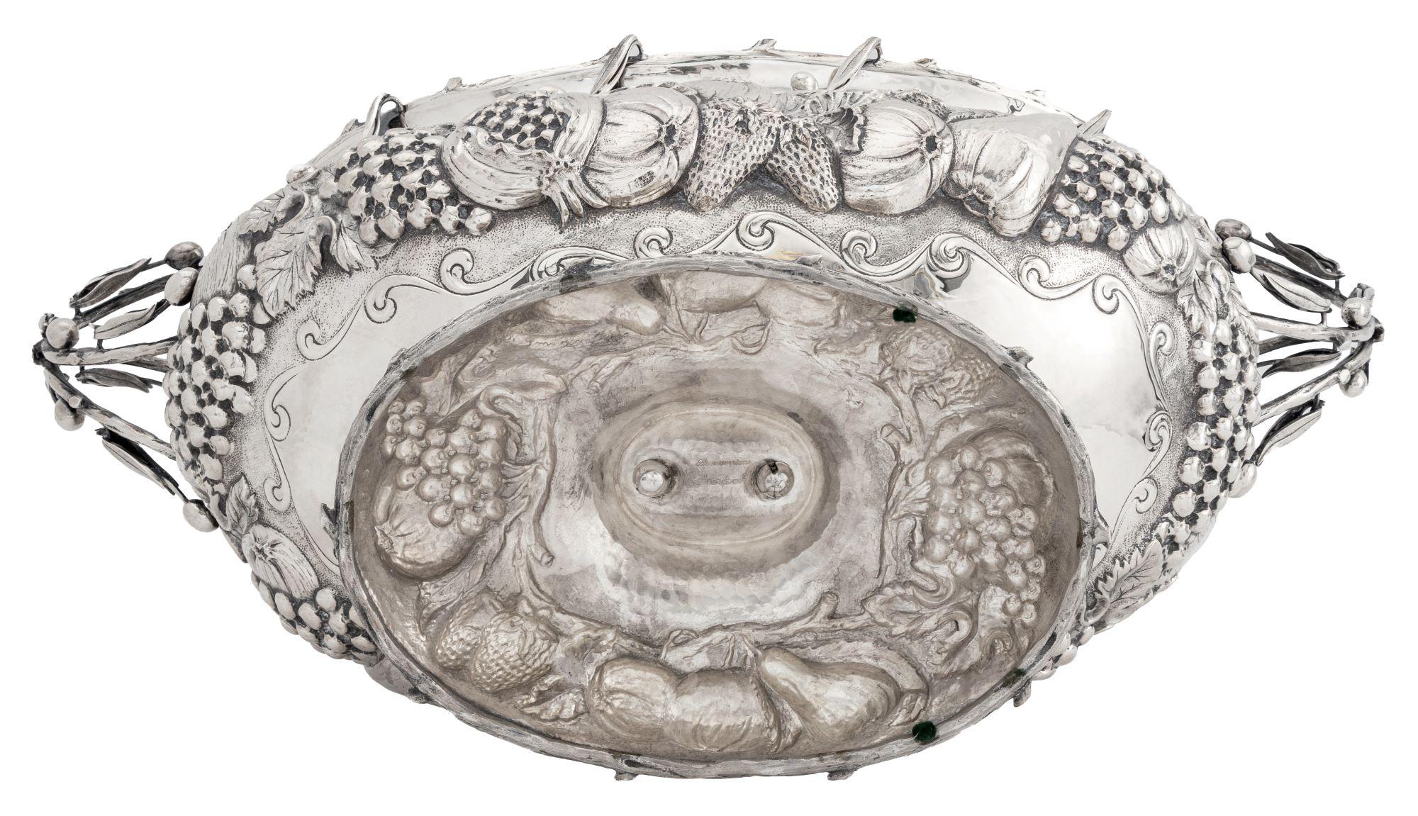 Italienischer Sterling Repousse Tafelaufsatz mit Fuß im Angebot 4
