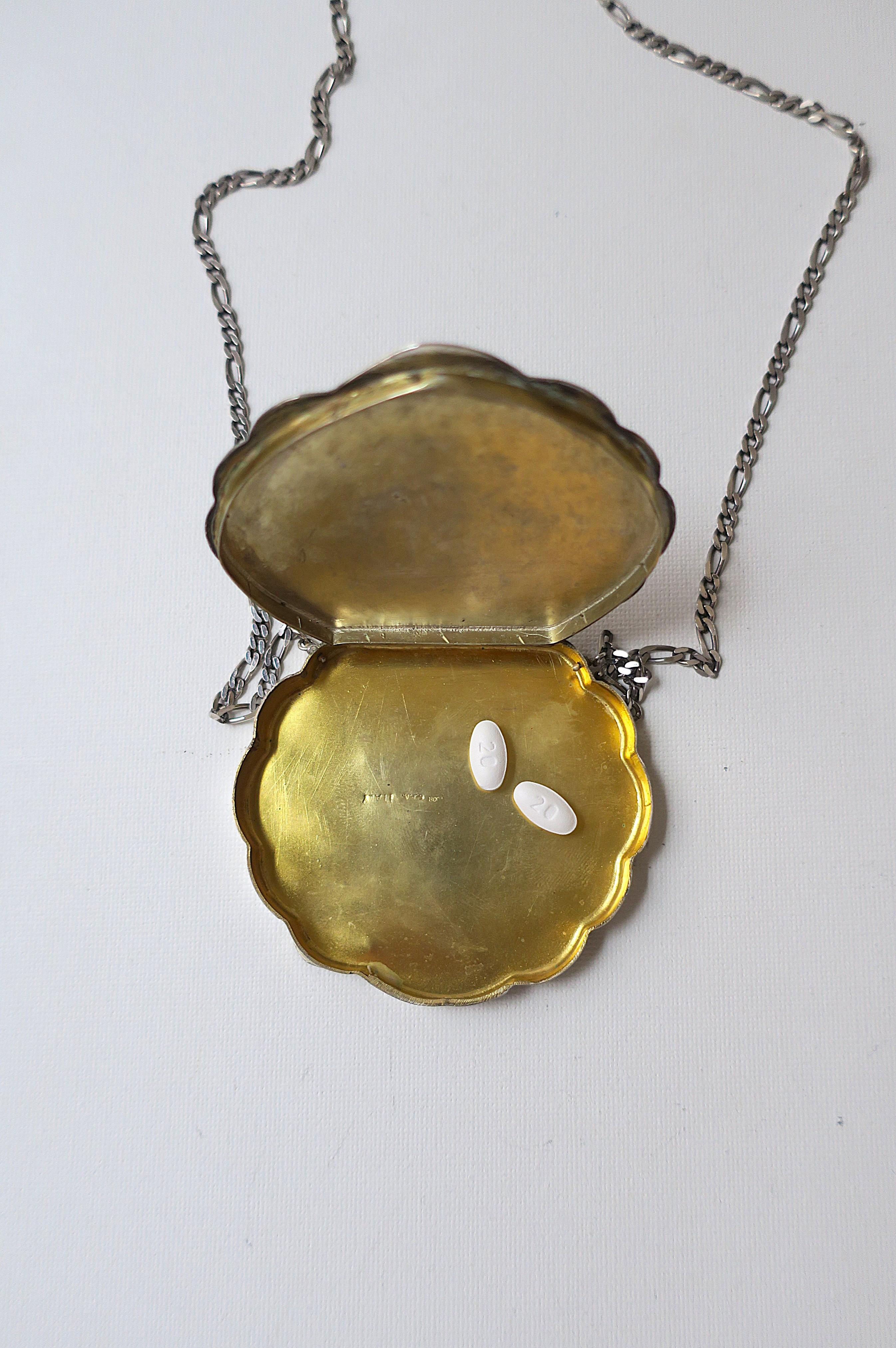 Femenino o masculino Italian Sterling Silver and Enamel Box Necklace en venta