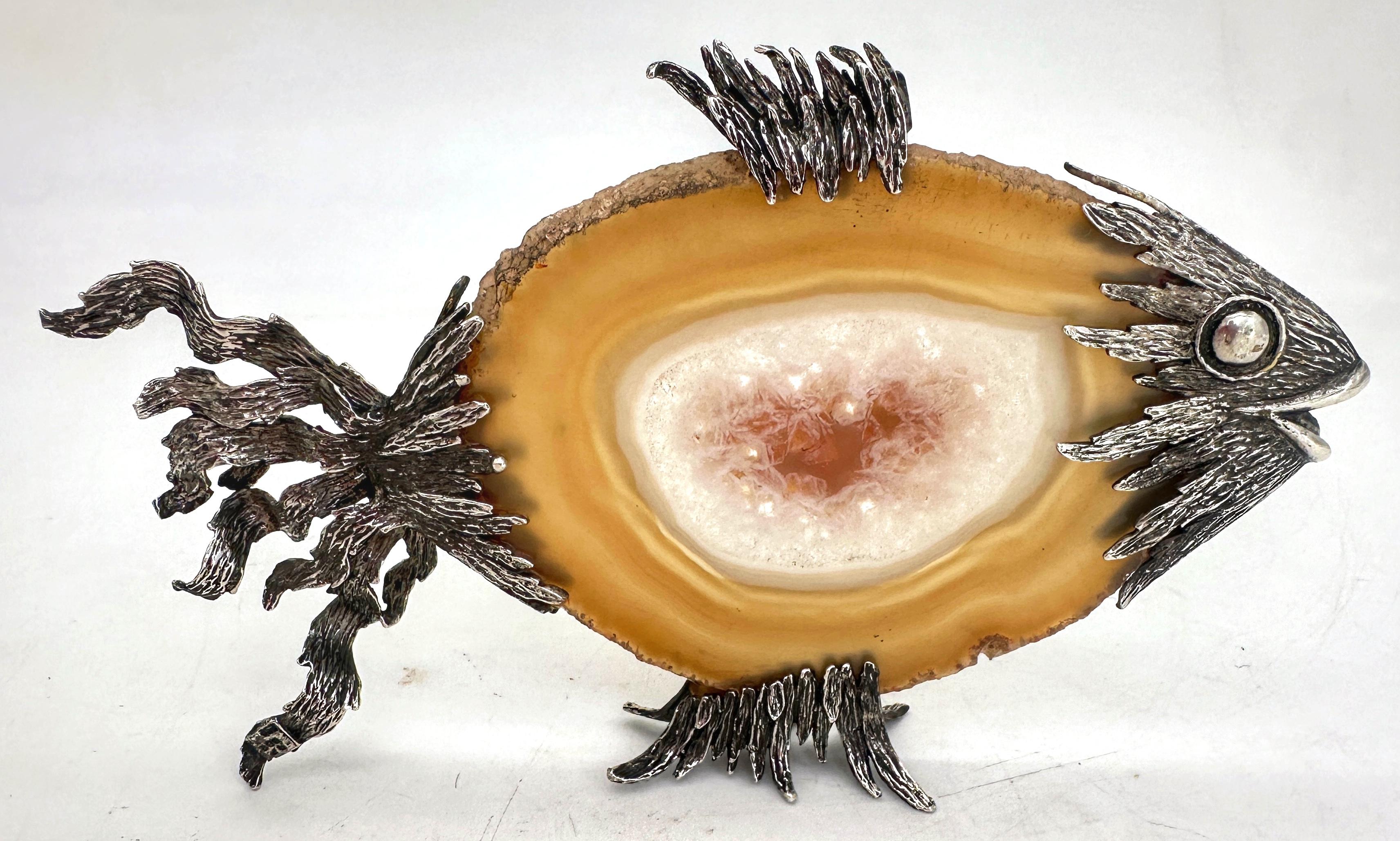 Italiano Scultura di pesce in argento sterling e agata lucidata, con marchio, anni '70 in vendita