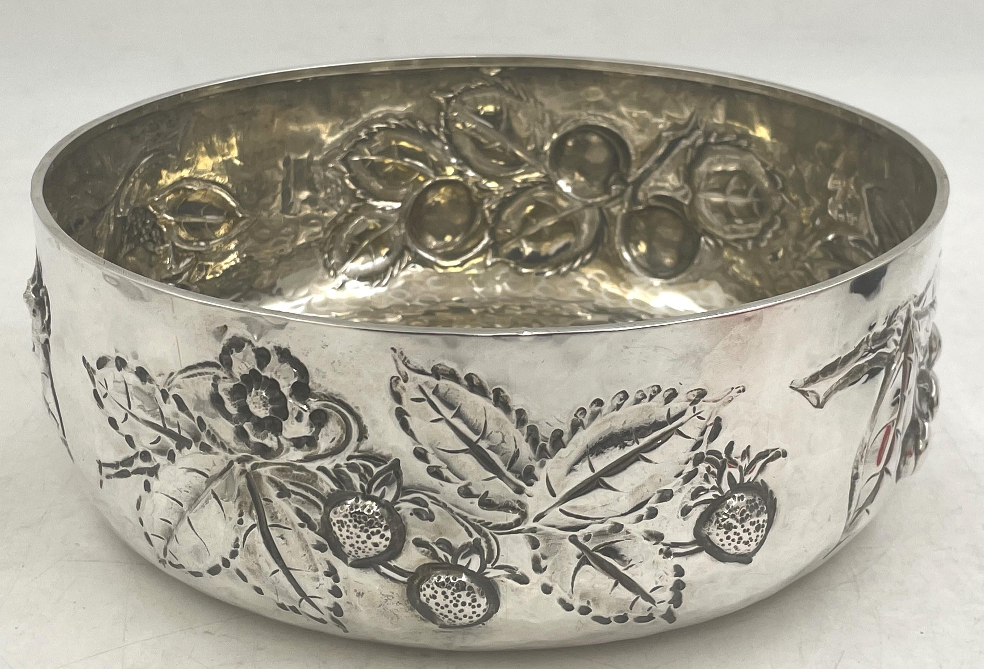 Brandimarte di Guscelli, centrotavola italiano in argento massiccio del XX secolo, ornato con motivi naturali in rilievo, leggermente dorato all'interno. Misura 8 3/4'' di diametro per 3 1/2'' di altezza, pesa 17,1 once troy e reca i marchi come