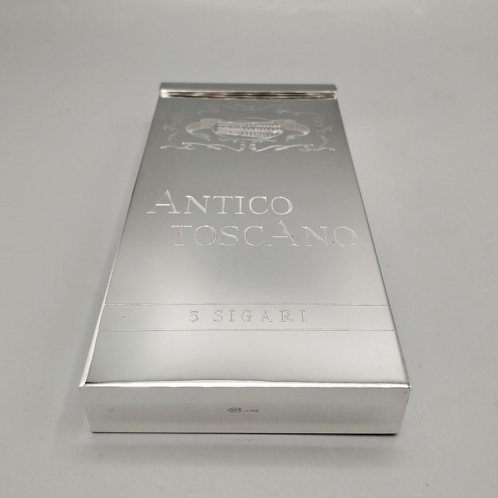 Rectangular sterling silver cigar box.
The box has sharp corners, with a hinged top opening.
The cigar box is completely smooth. On the front there are engravings stating: 