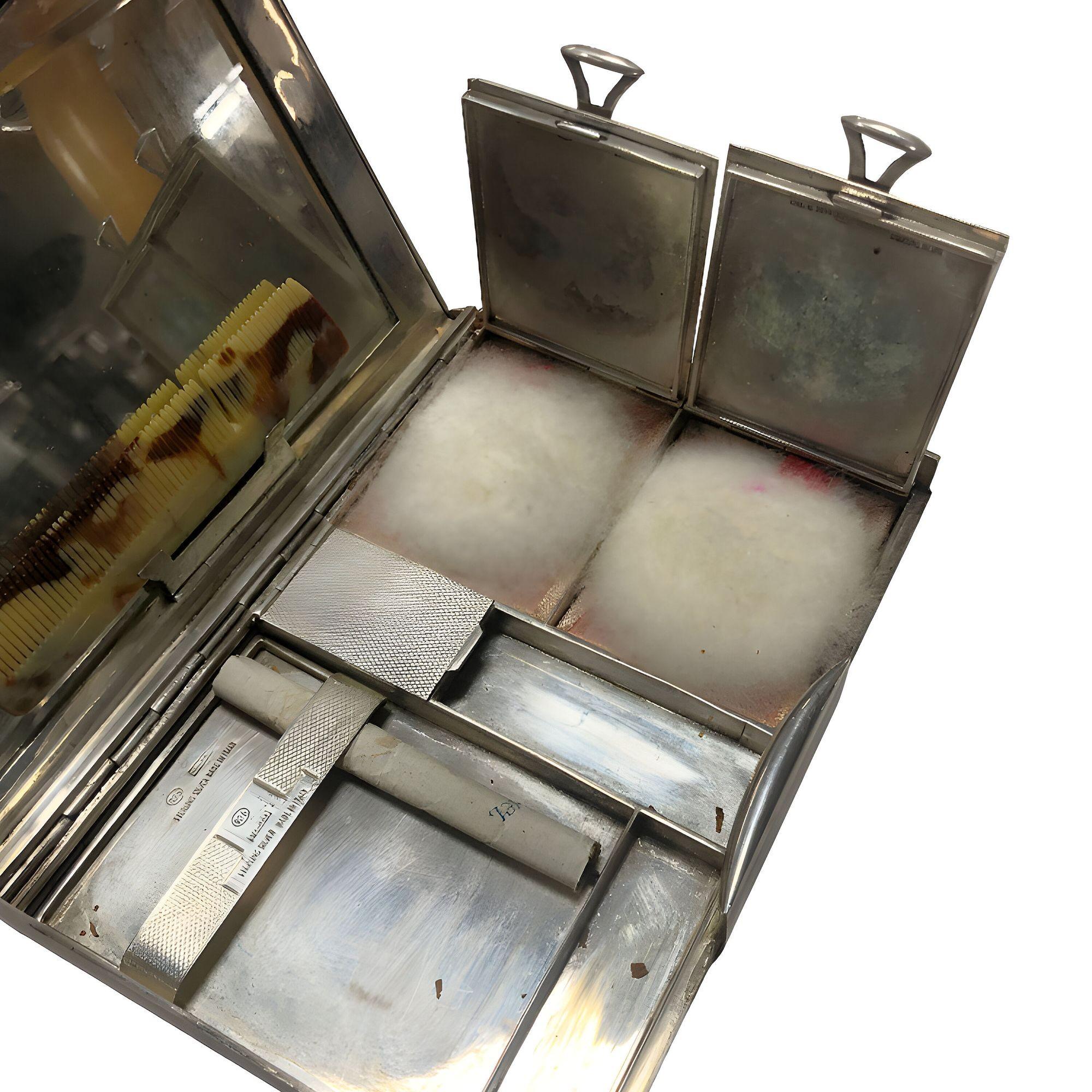 Italian Sterling Silver Cigarette & Makeup Case by Staldar In Excellent Condition For Sale In Van Nuys, CA