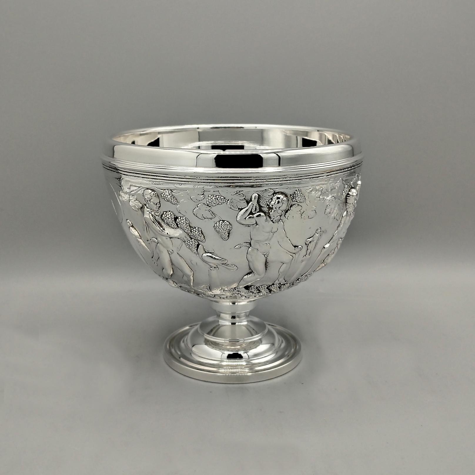 Coupe de style néoclassique en argent sterling
Le corps de la coupe est rond avec une double chambre, c'est-à-dire qu'une coupe lisse a été insérée dans une autre coupe estampée et ciselée avec des motifs d'abondance et de chance, avec diverses