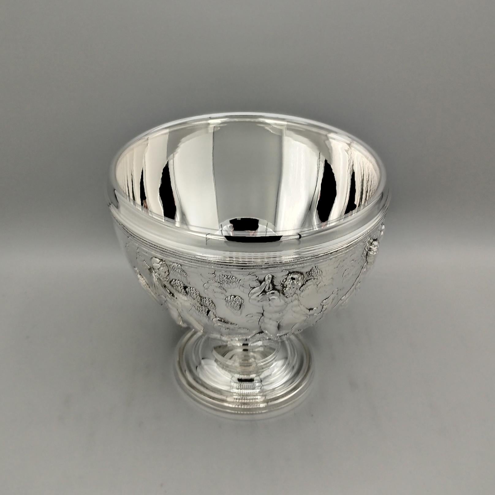 Néo-classique Coupe décorative en argent italien sur pied en vente