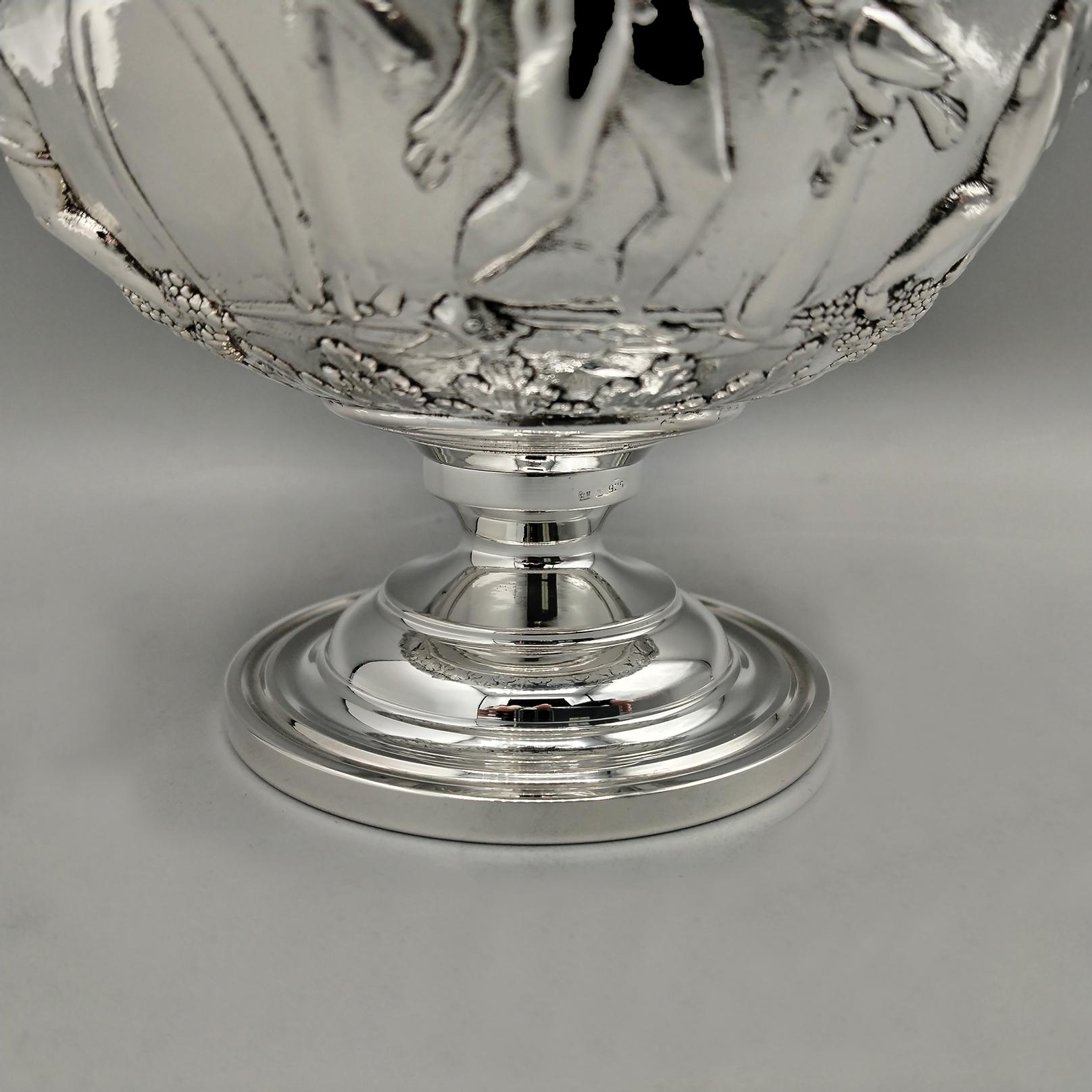 Late 20th Century Coupe décorative en argent italien sur pied en vente
