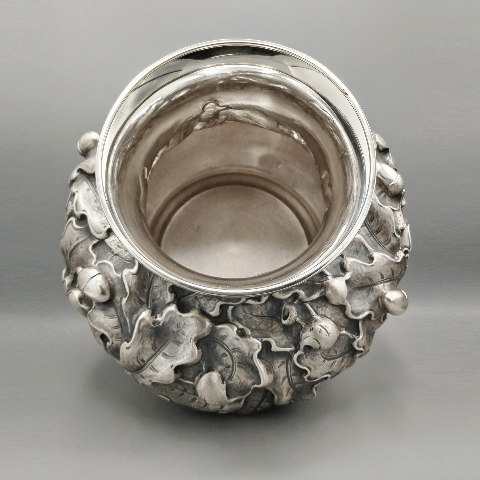 Vase italien en argent sterling gaufré avec feuilles de chêne et glands en vente 2