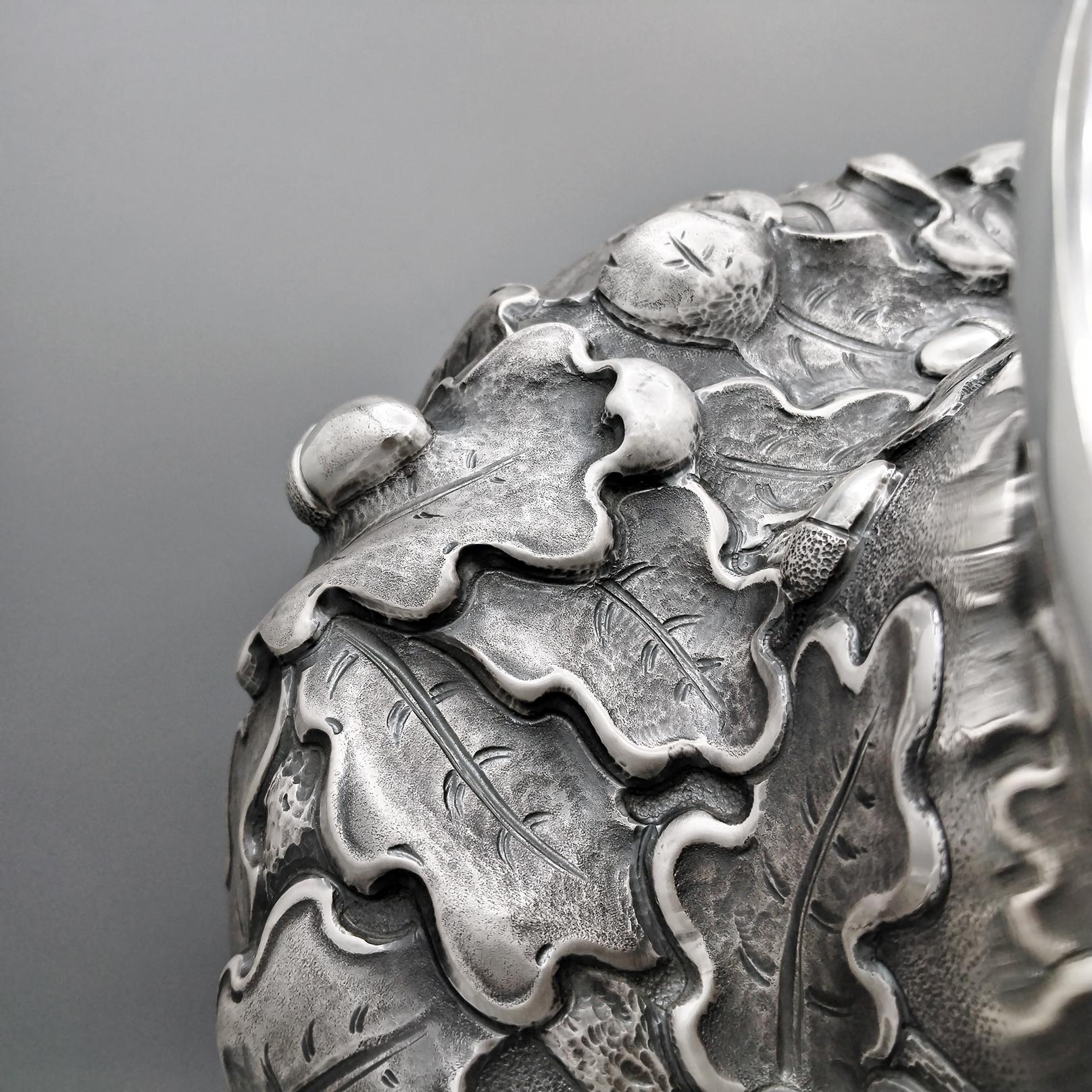 Vase italien en argent sterling gaufré avec feuilles de chêne et glands en vente 3