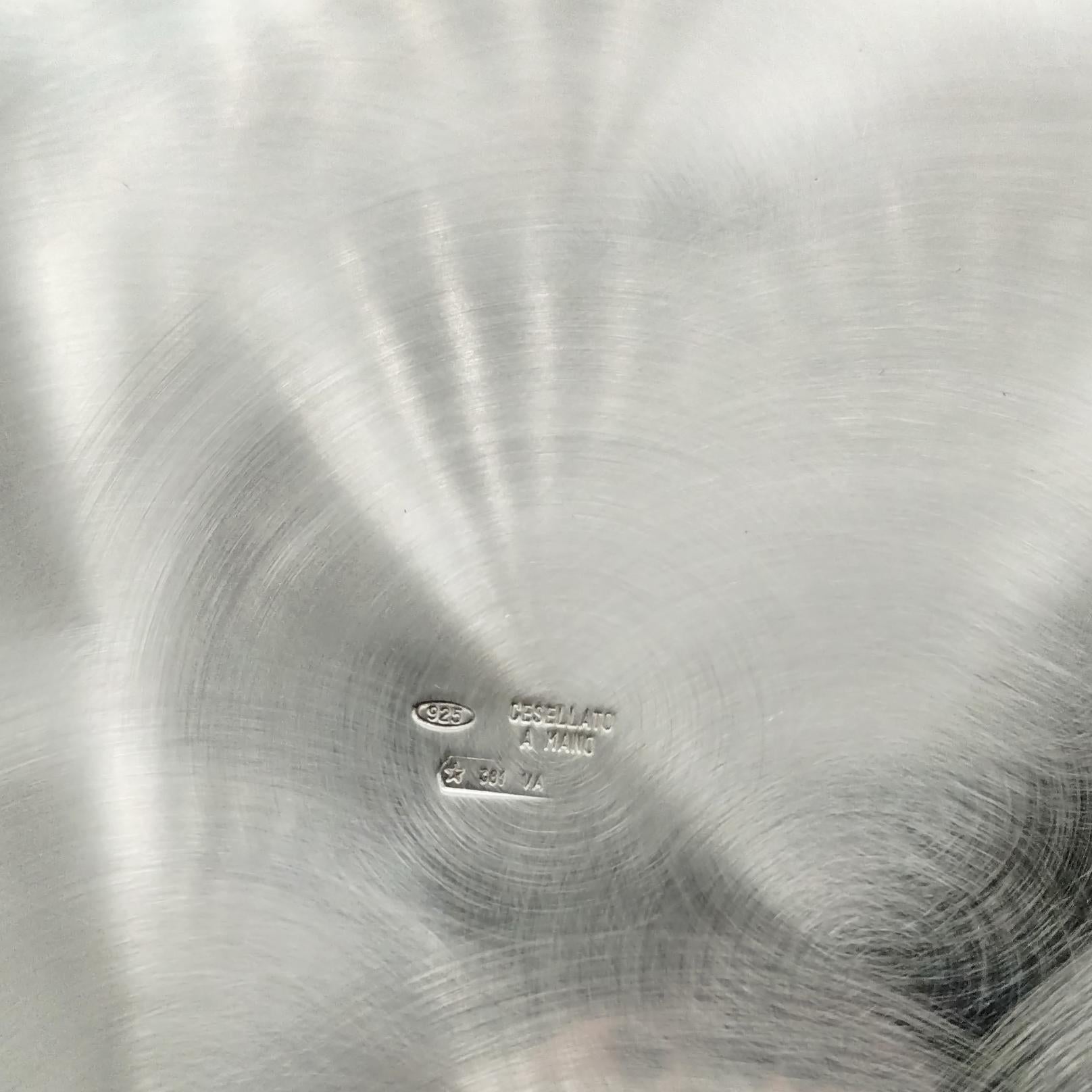 Vase italien en argent sterling gaufré avec feuilles de chêne et glands en vente 5