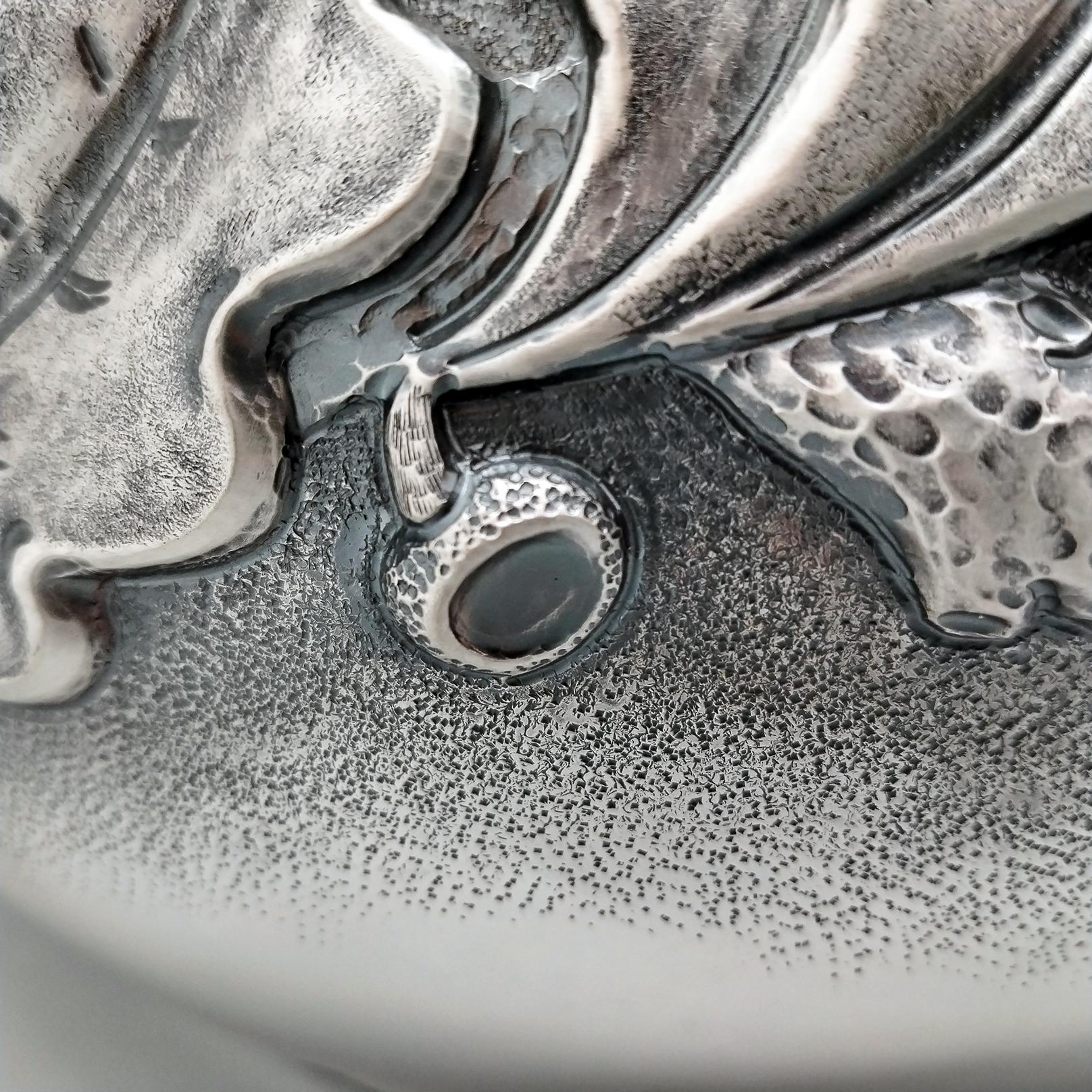 Vase italien en argent sterling gaufré avec feuilles de chêne et glands en vente 6