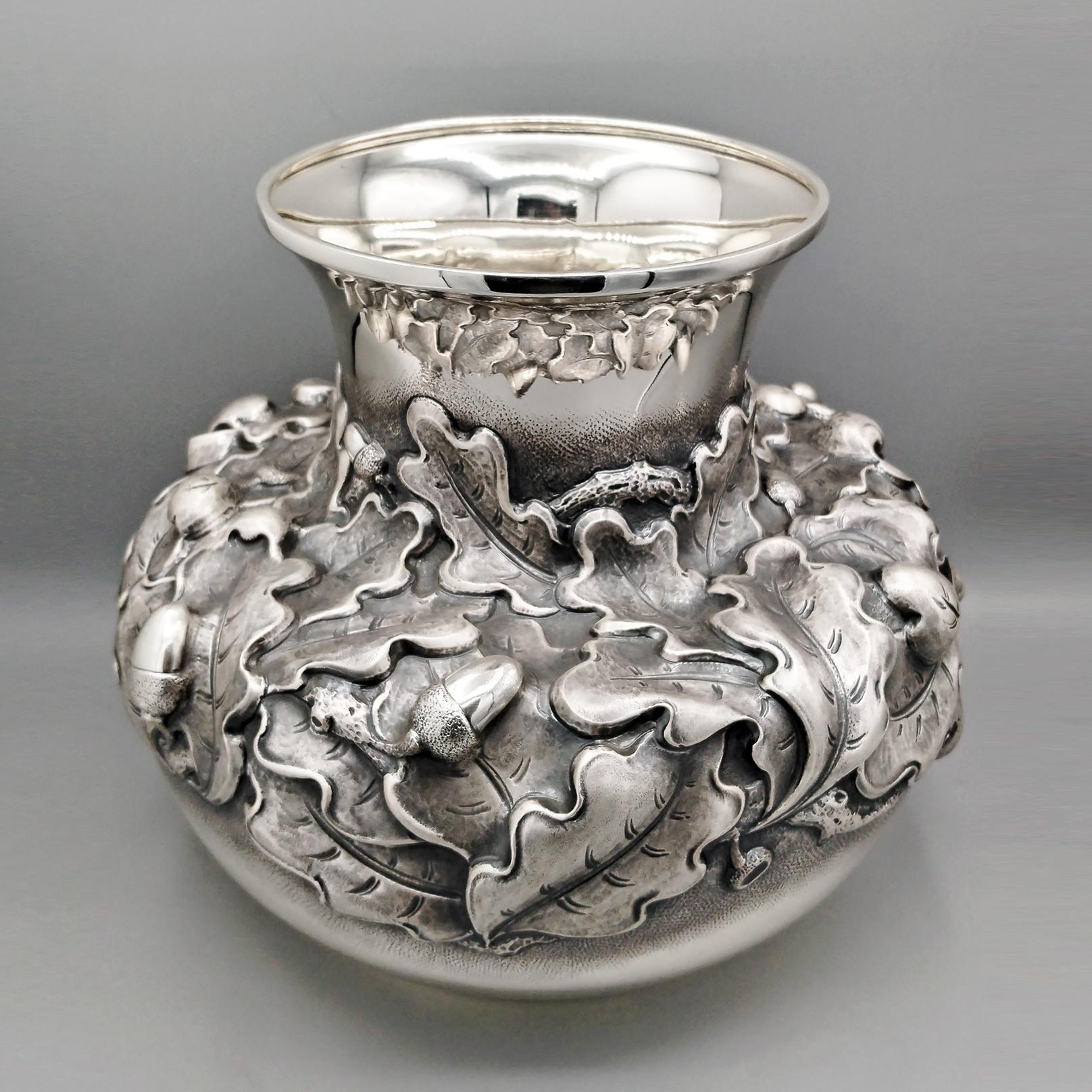 Autre Vase italien en argent sterling gaufré avec feuilles de chêne et glands en vente