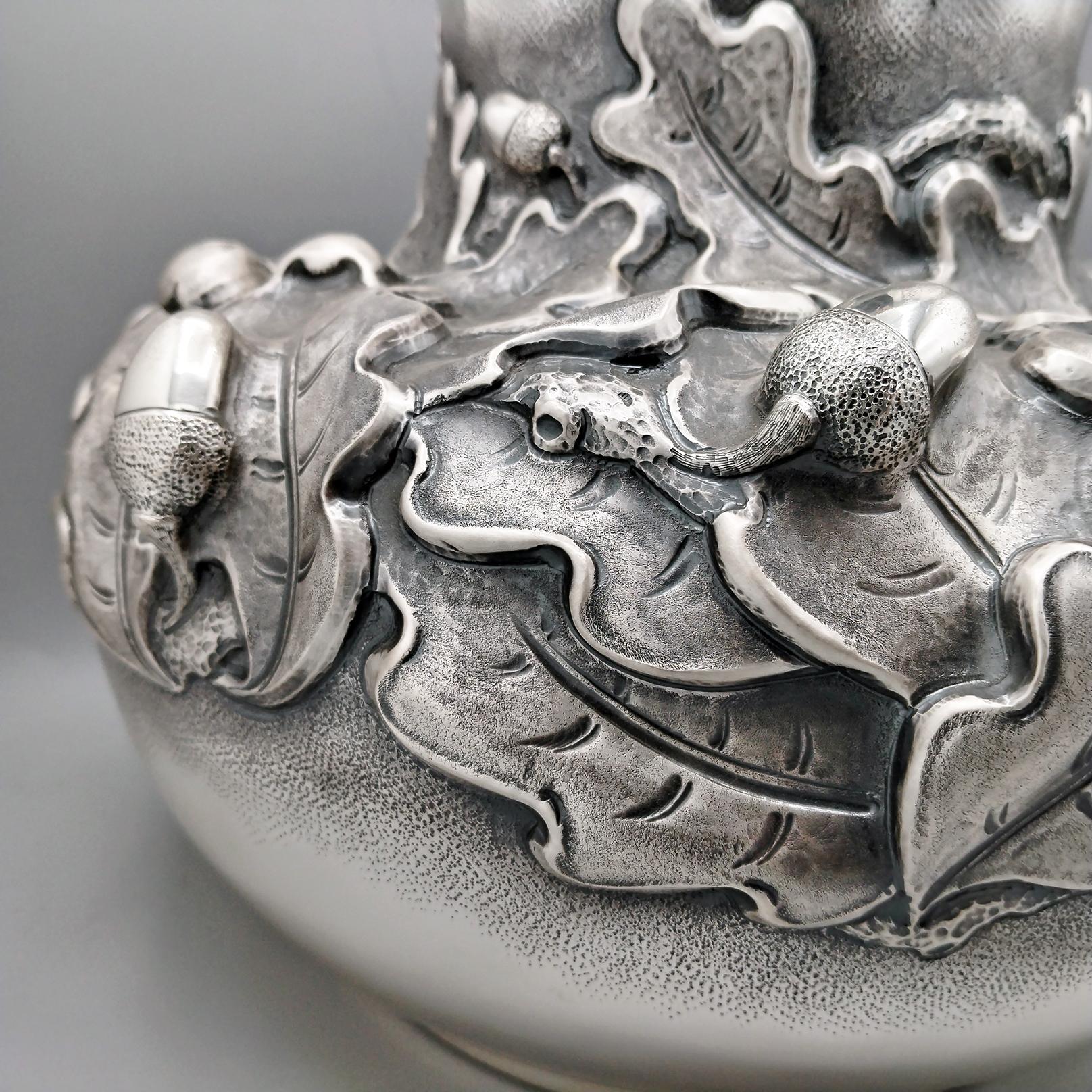 Italian Vase italien en argent sterling gaufré avec feuilles de chêne et glands en vente