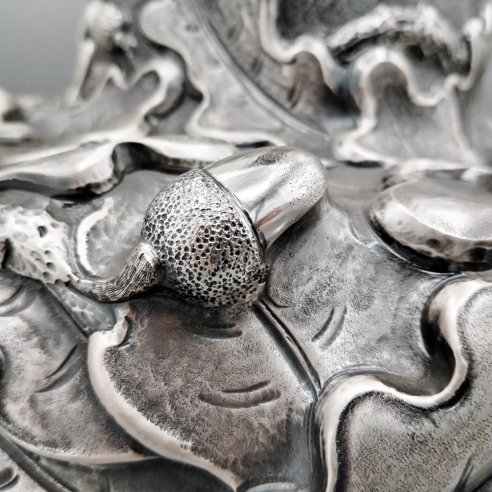 Fait main Vase italien en argent sterling gaufré avec feuilles de chêne et glands en vente