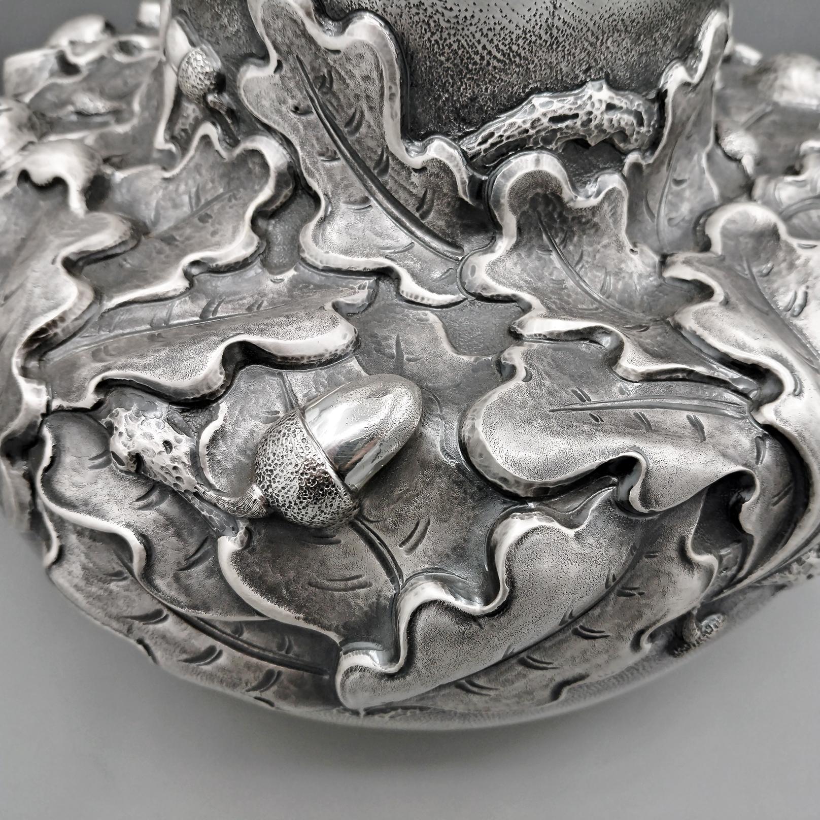Contemporain Vase italien en argent sterling gaufré avec feuilles de chêne et glands en vente