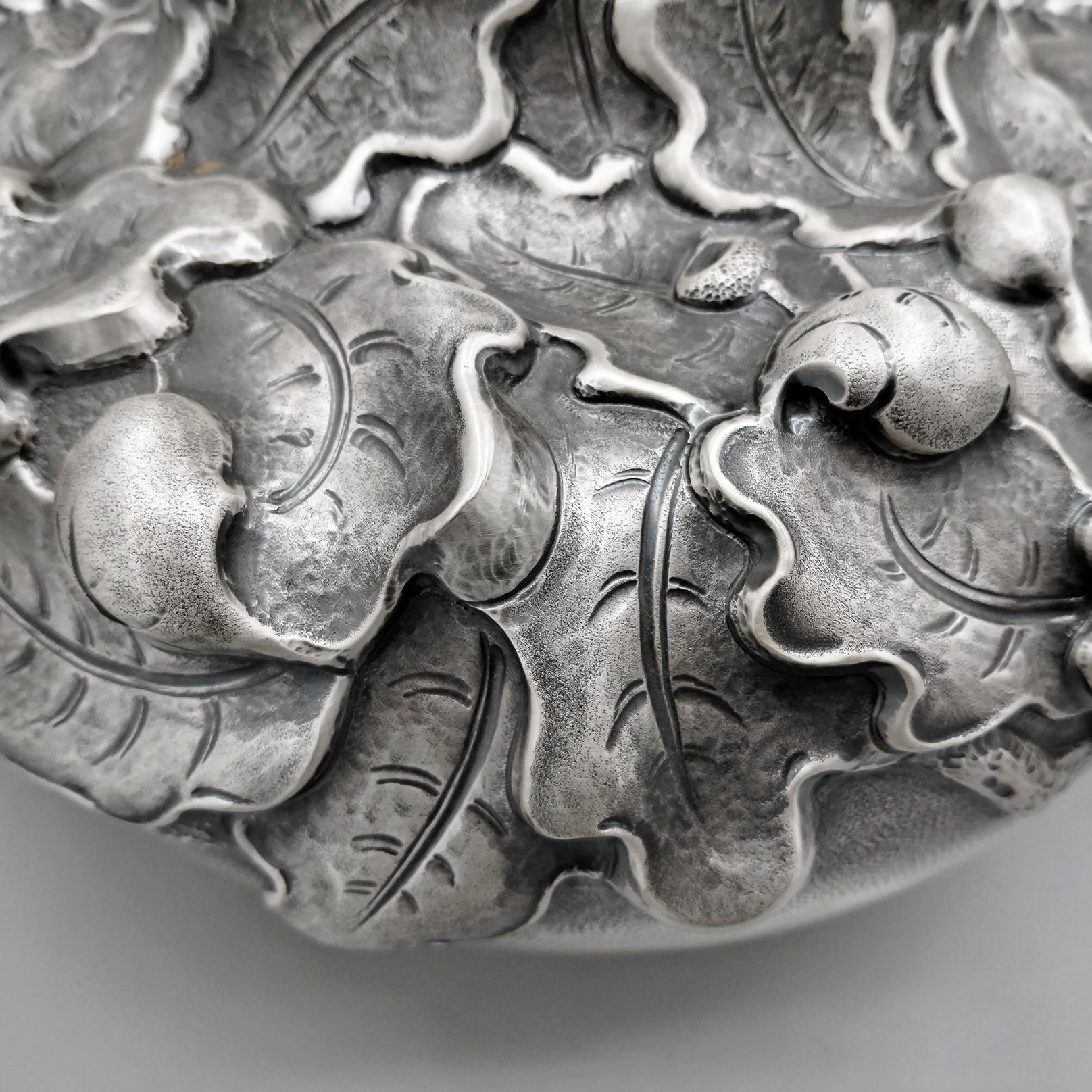 Argent sterling Vase italien en argent sterling gaufré avec feuilles de chêne et glands en vente