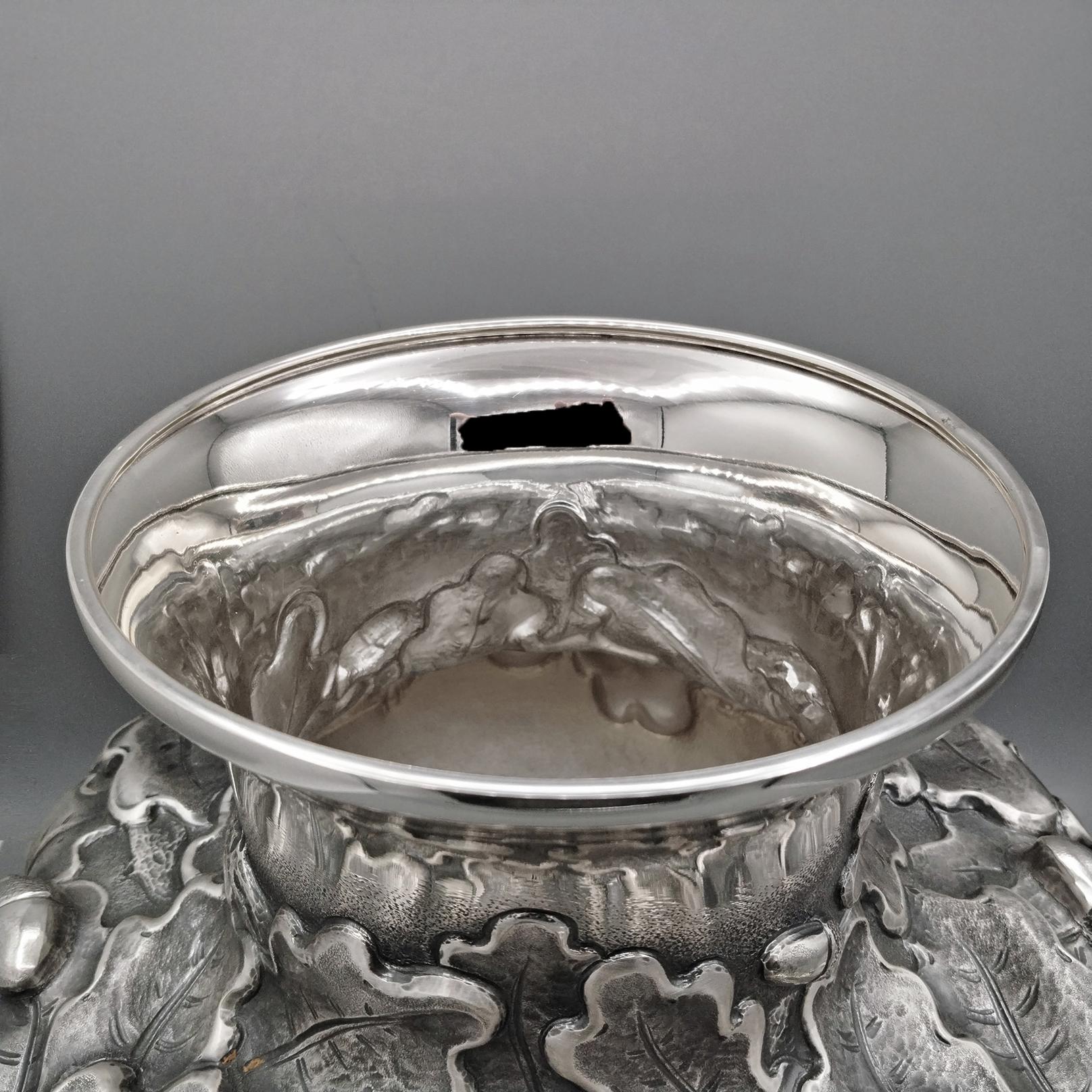 Vase italien en argent sterling gaufré avec feuilles de chêne et glands en vente 1