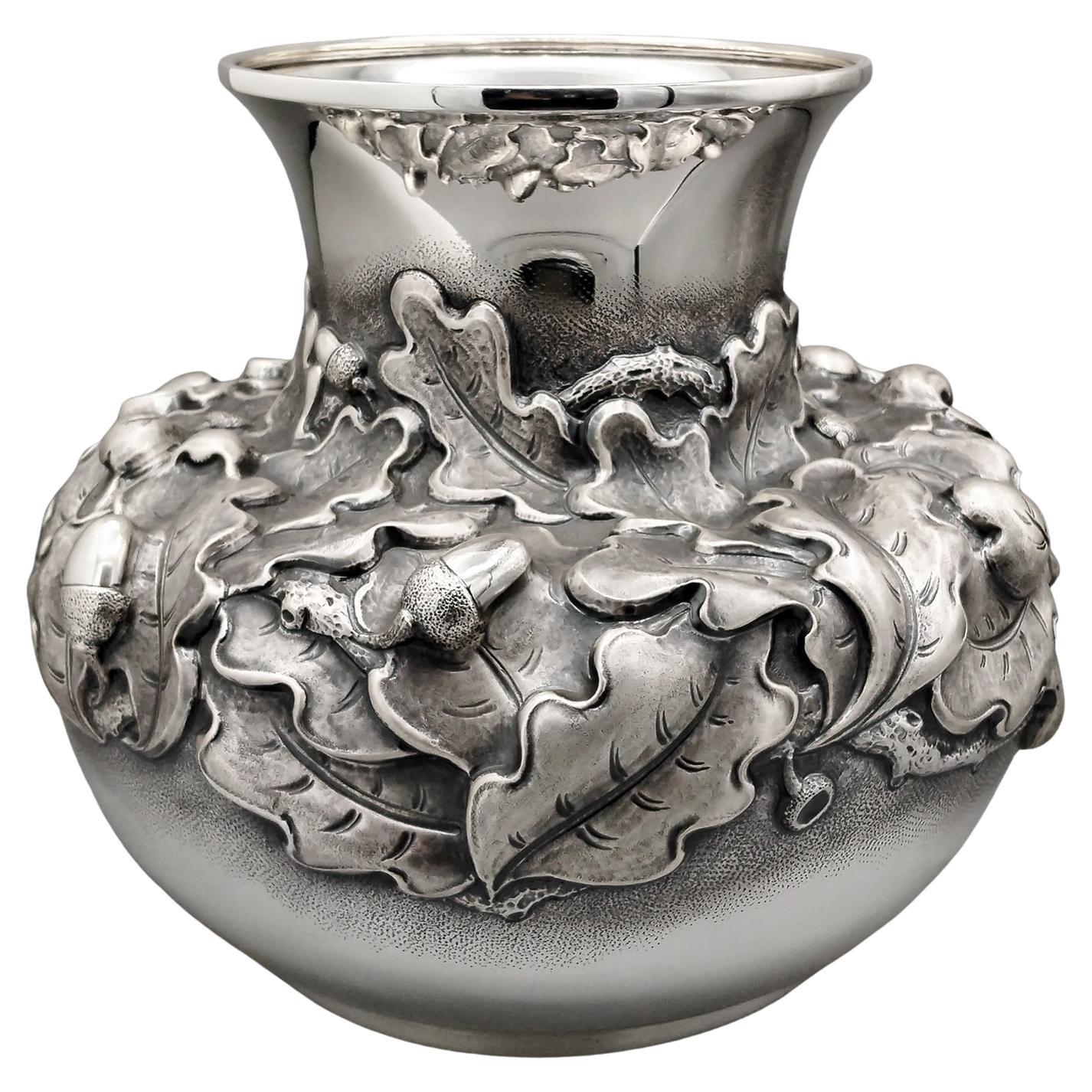 Italienische Vase aus geprägtem Sterlingsilber mit Eichenblättern und Eicheln