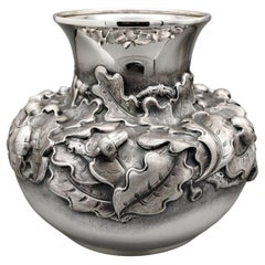 Italienische Vase aus geprägtem Sterlingsilber mit Eichenblättern und Eicheln