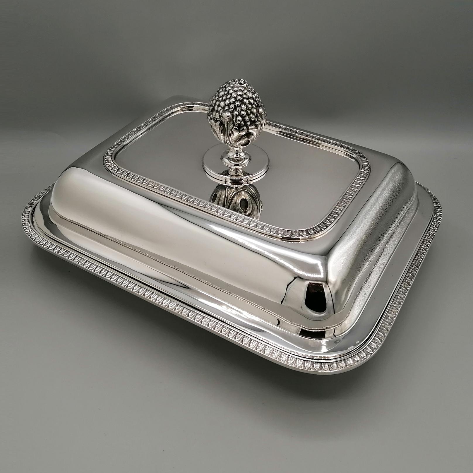 Elegant Empire style sterling silver vegetable dish.
The shape is rectangular with rounded corners.
A border has been welded onto the lower and upper parts, created with the Empire style casting technique, characterized by the classic small palm