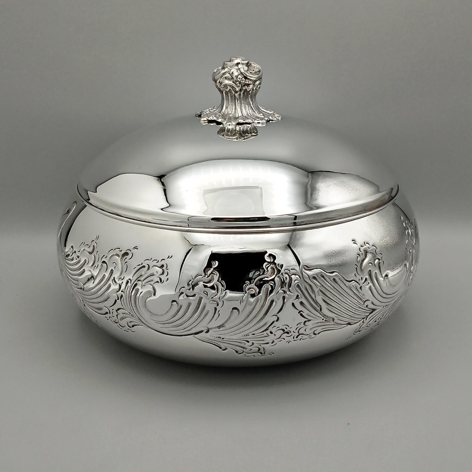 Caja decorativa en plata de ley 925 fabricada en Milán - Italia - en el taller artesanal del platero Osvaldo Monti.
La caja es redonda, curvada y se fabricó a mano a partir de una lámina de plata 925.
Posteriormente, en el cuerpo de la caja se