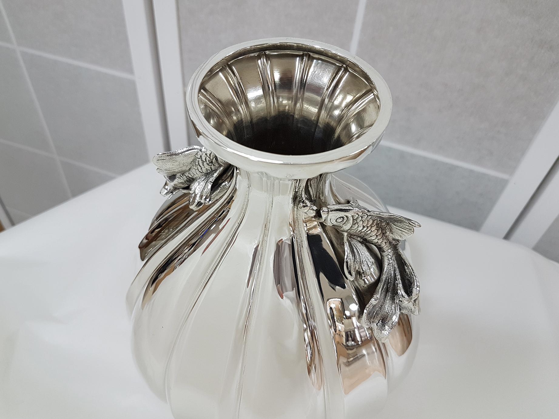 Italienische handgefertigte italienische Vase aus Sterlingsilber mit verdeckten Streifen und Fischen (Geprägt) im Angebot