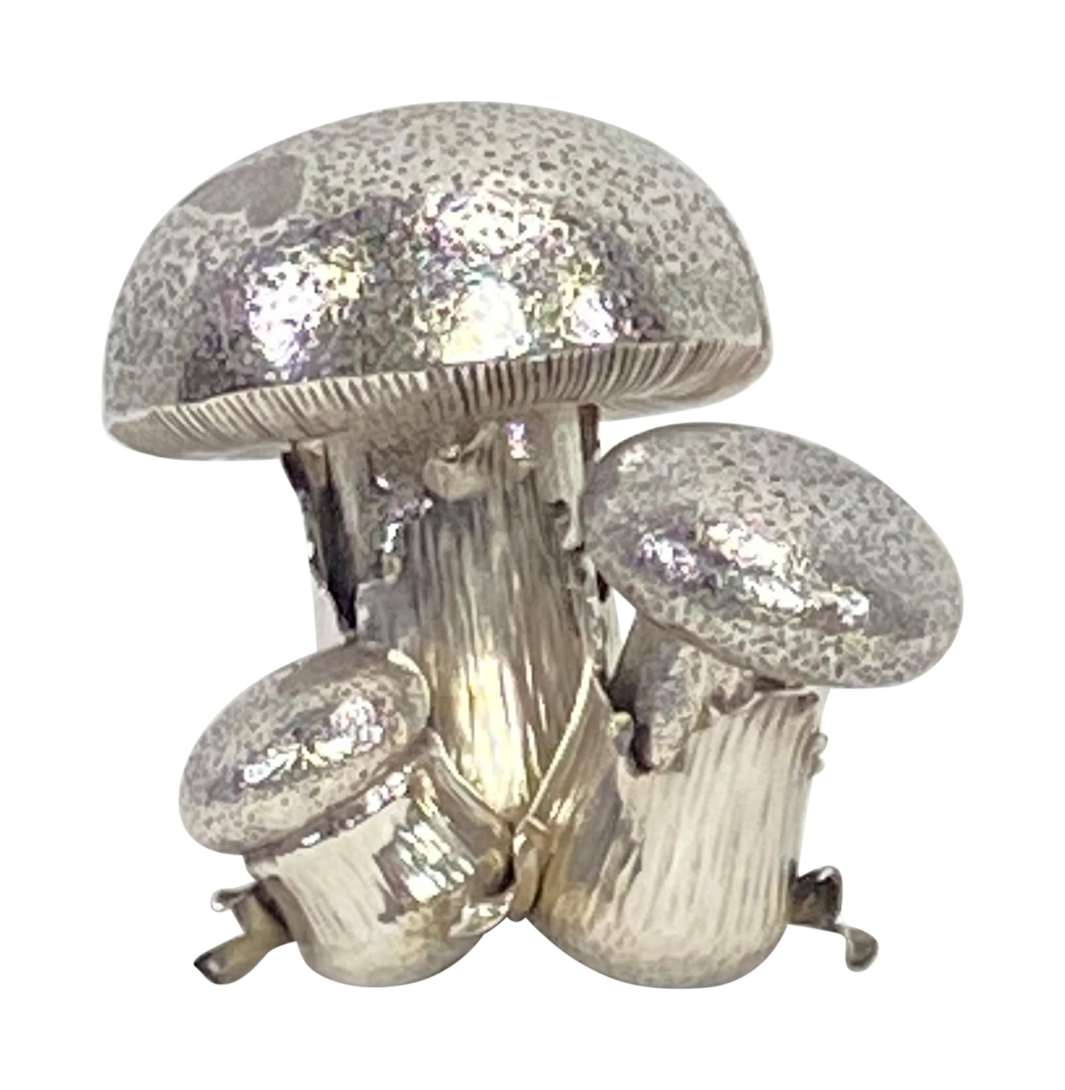 This elegant modernist salt shaker and pepper shaker were handcrafted and signed by Buccellati in Italy. The set features a cluster of three trumpet mushroom. The larger one represents the pepper shaker , while the medium sized one represents the