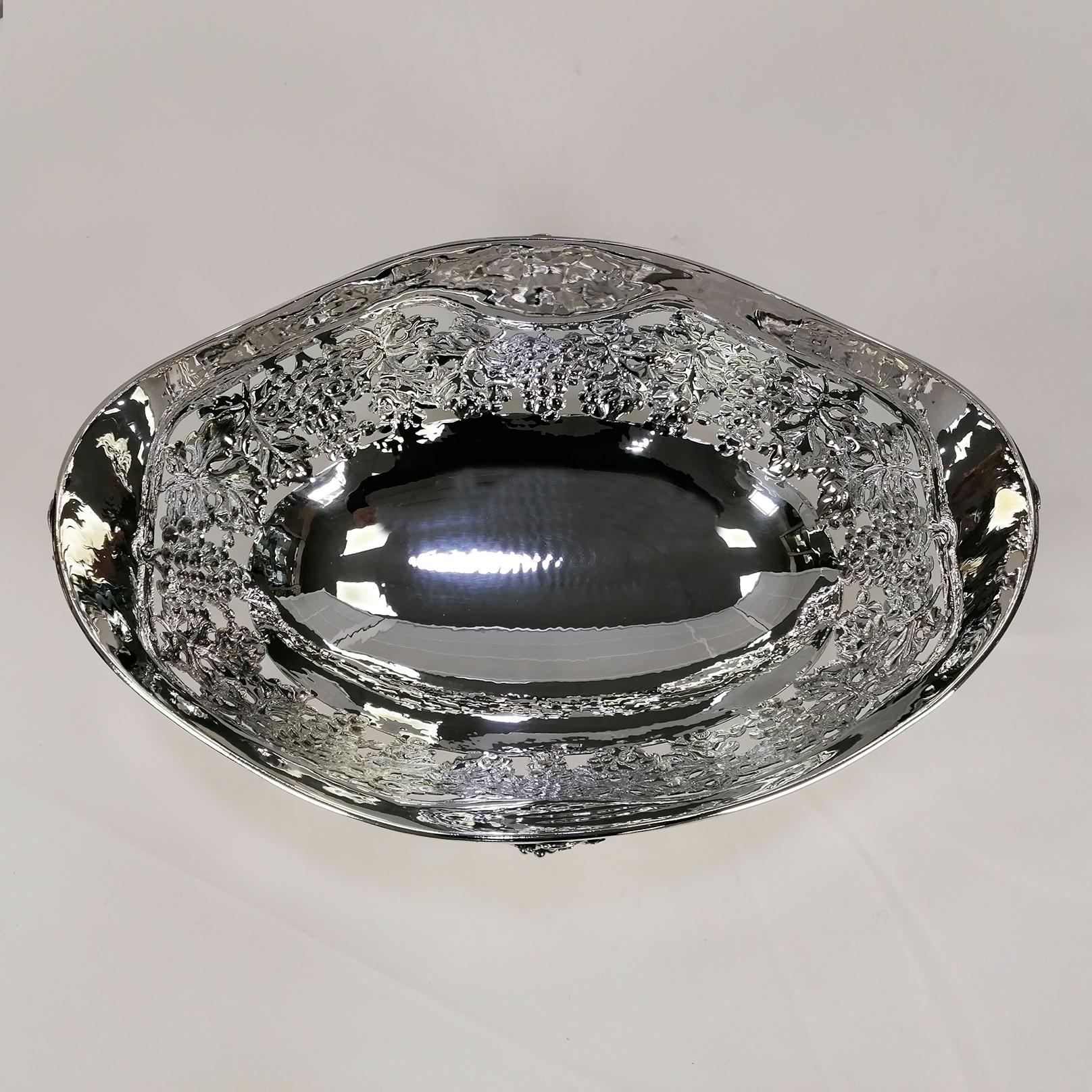 italian Sterling Silver oval Centerpiece Jatte with grapes and leaves in vendita 8