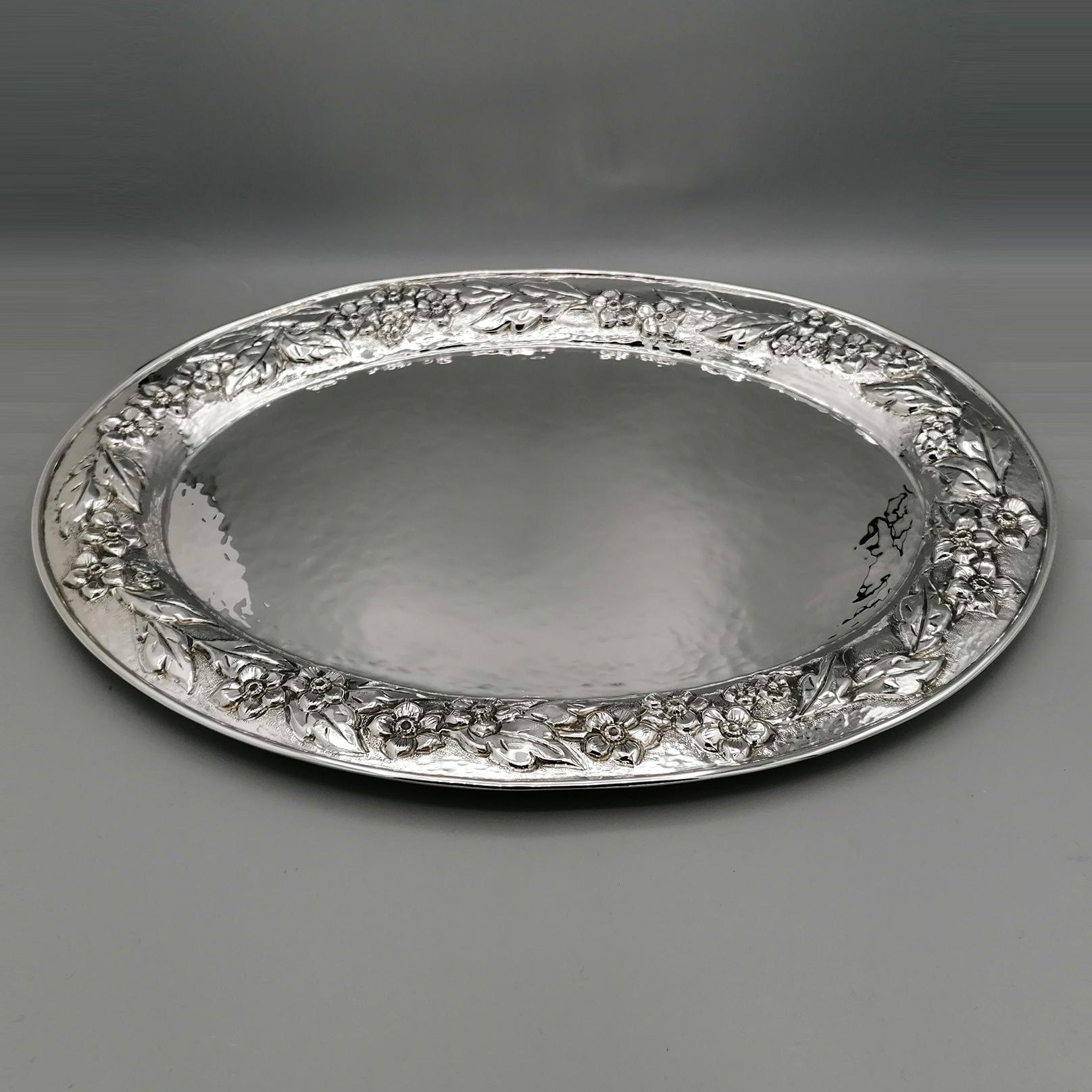 Bandeja italiana de plata de ley 925.
La forma ovalada obtenida completamente a partir de una placa de plata 925 lisa fue martillada, dejando las irregularidades del martilleo manual en el fondo de la bandeja.
Siempre se ha realizado un martilleo