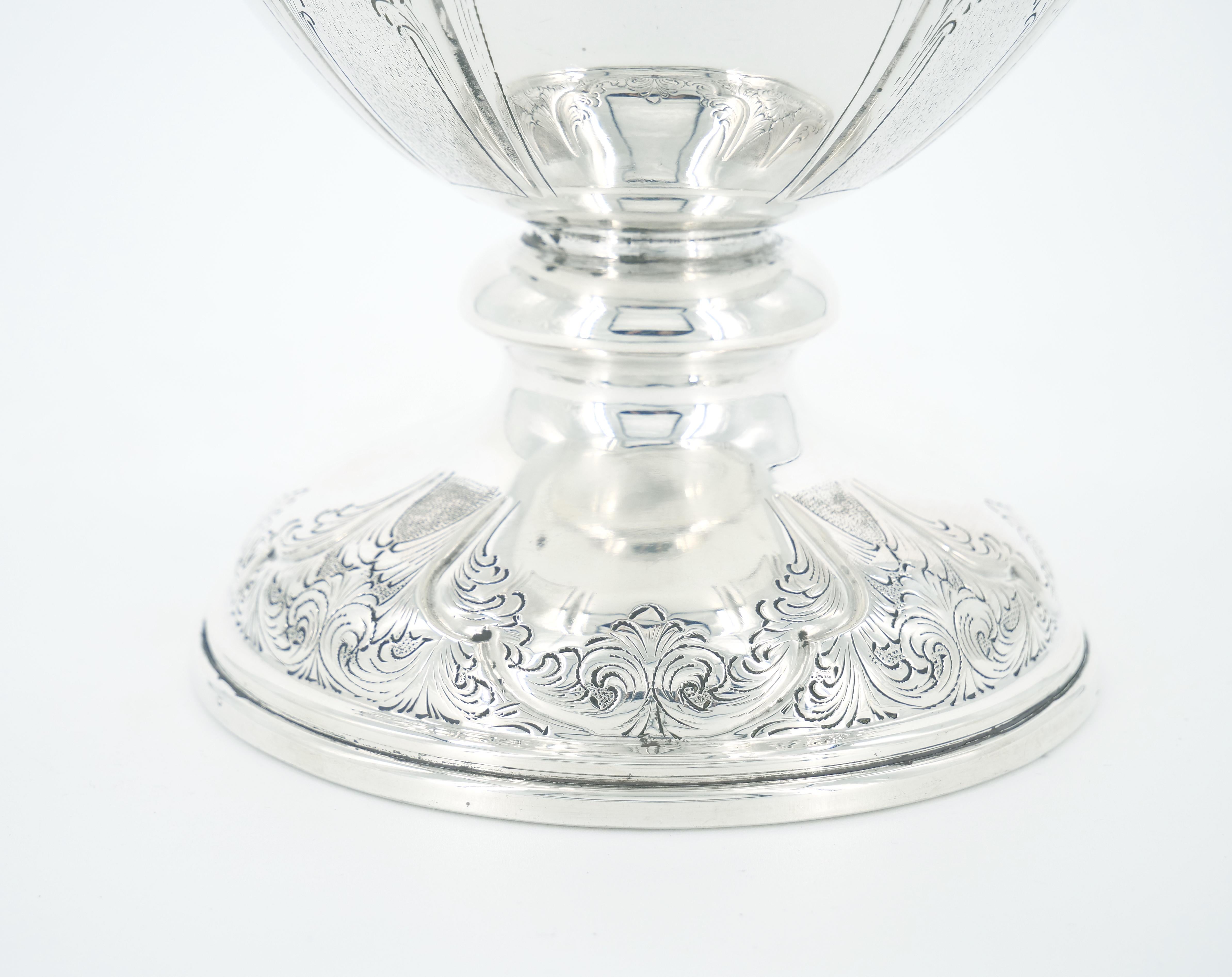 Argent sterling Vase décoratif italien en argent sterling/pierre précieuse avec une poignée en vente