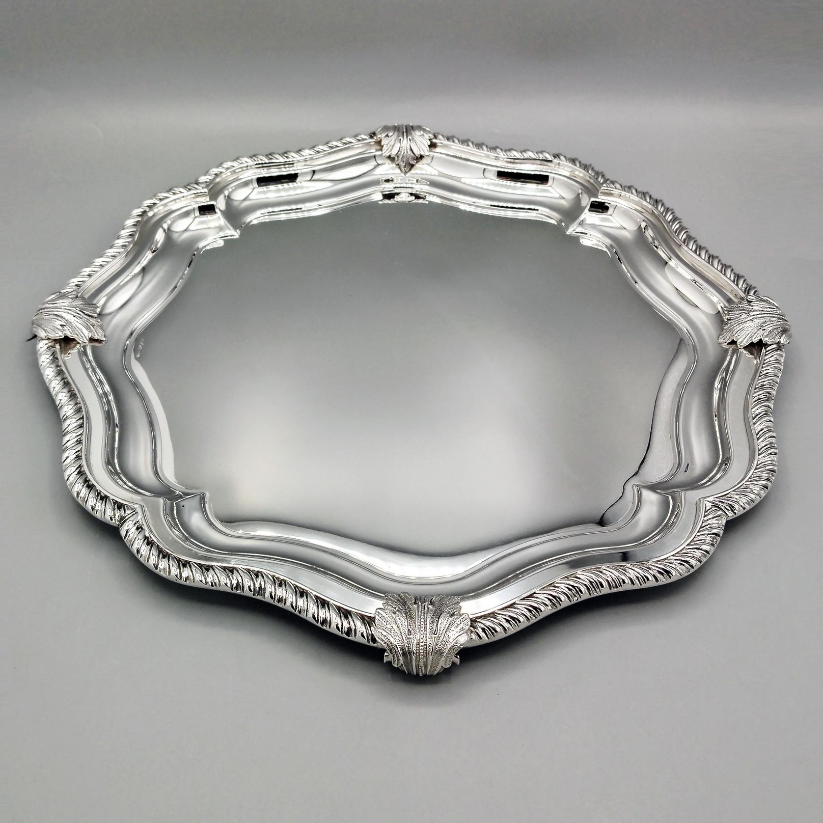 Saloir italien en argent sterling de style Queen Ann
Plateau rond en argent 925 fabriqué entièrement à la main.
Le plateau a été obtenu par modelage et martelage d'une épaisse feuille d'argent massif, puis façonné.
Une bordure en cordon a été soudée