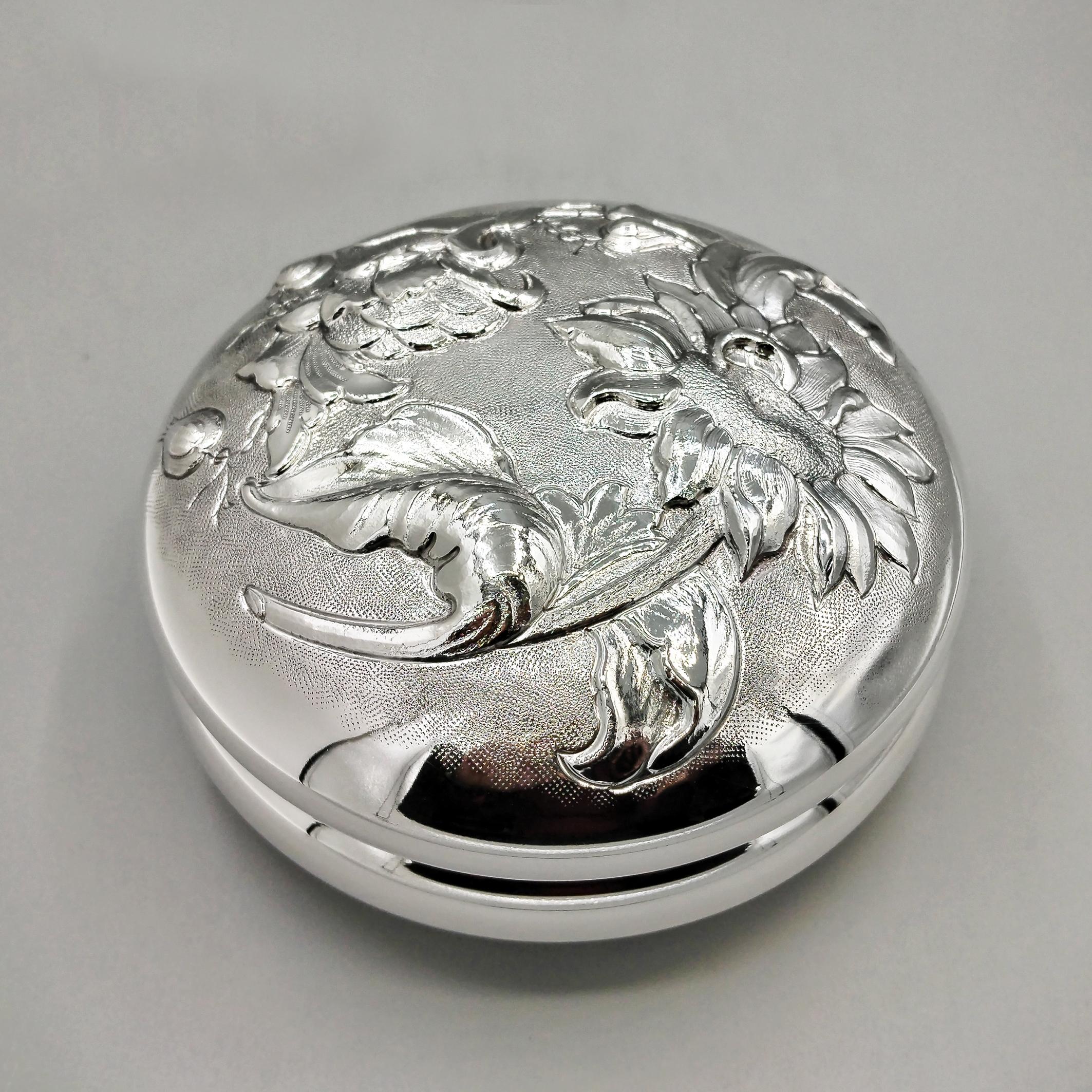 The rounded bottom has been left smooth with a raised plate to allow the lid to fit perfectly.
The lid is embossed and finely chiseled with a sunflower motif.

Made by the artisanal silversmith workshop 
