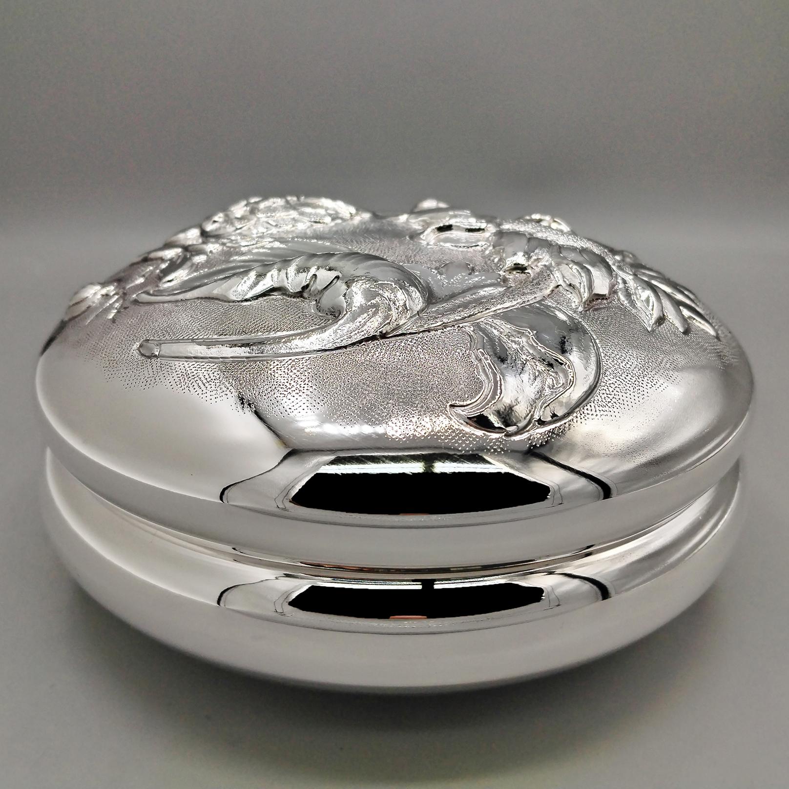 Italian Sterling Silver round box with sunflowers In New Condition For Sale In VALENZA, IT