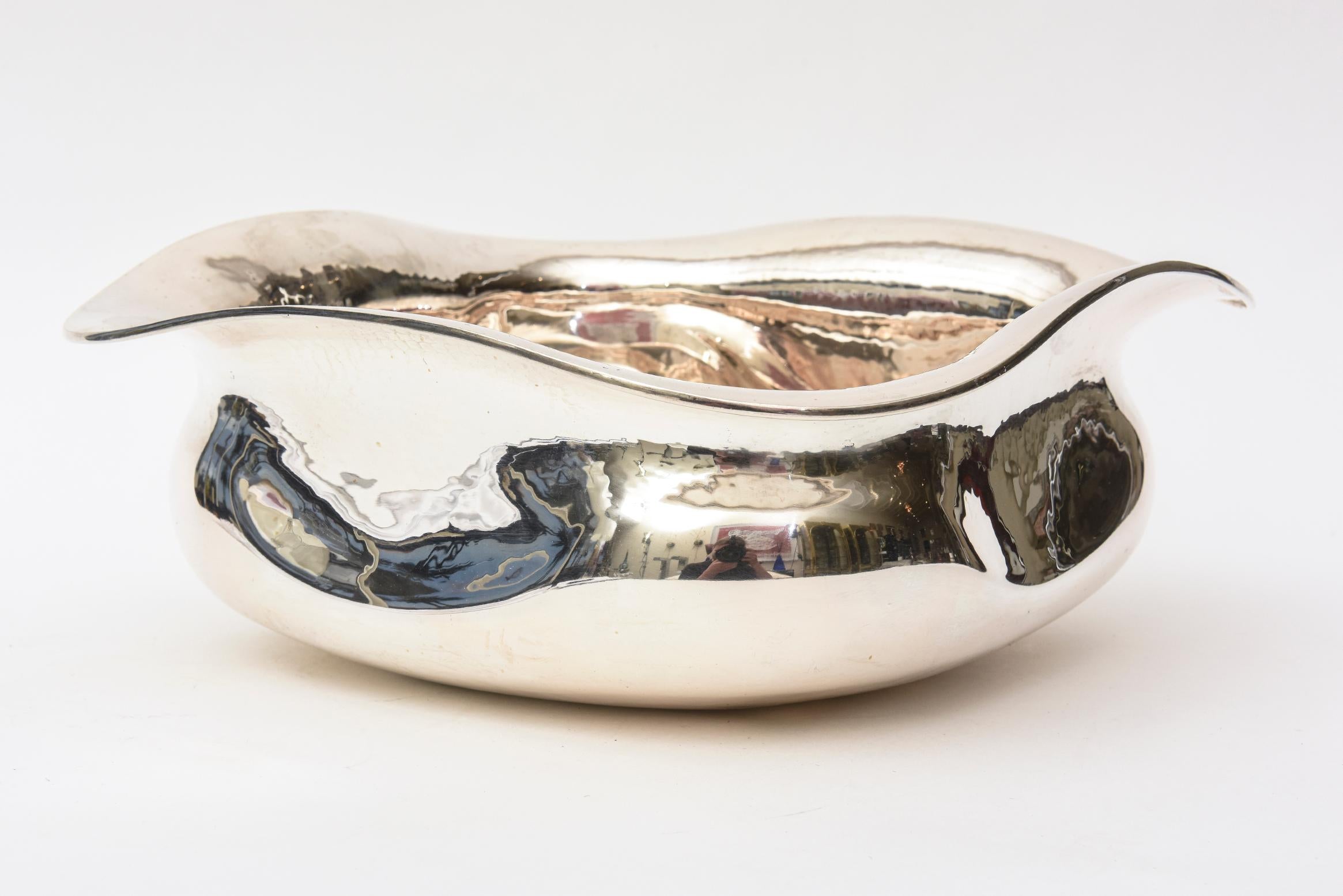 This gorgeous and substantial Italian 1980s sterling silver bowl is so sculptural. It is 800 Italian silver. It is perfect as a beautiful form or for serving. it is modernist and modern yet rings with elegance. Great for all your entertaining needs.