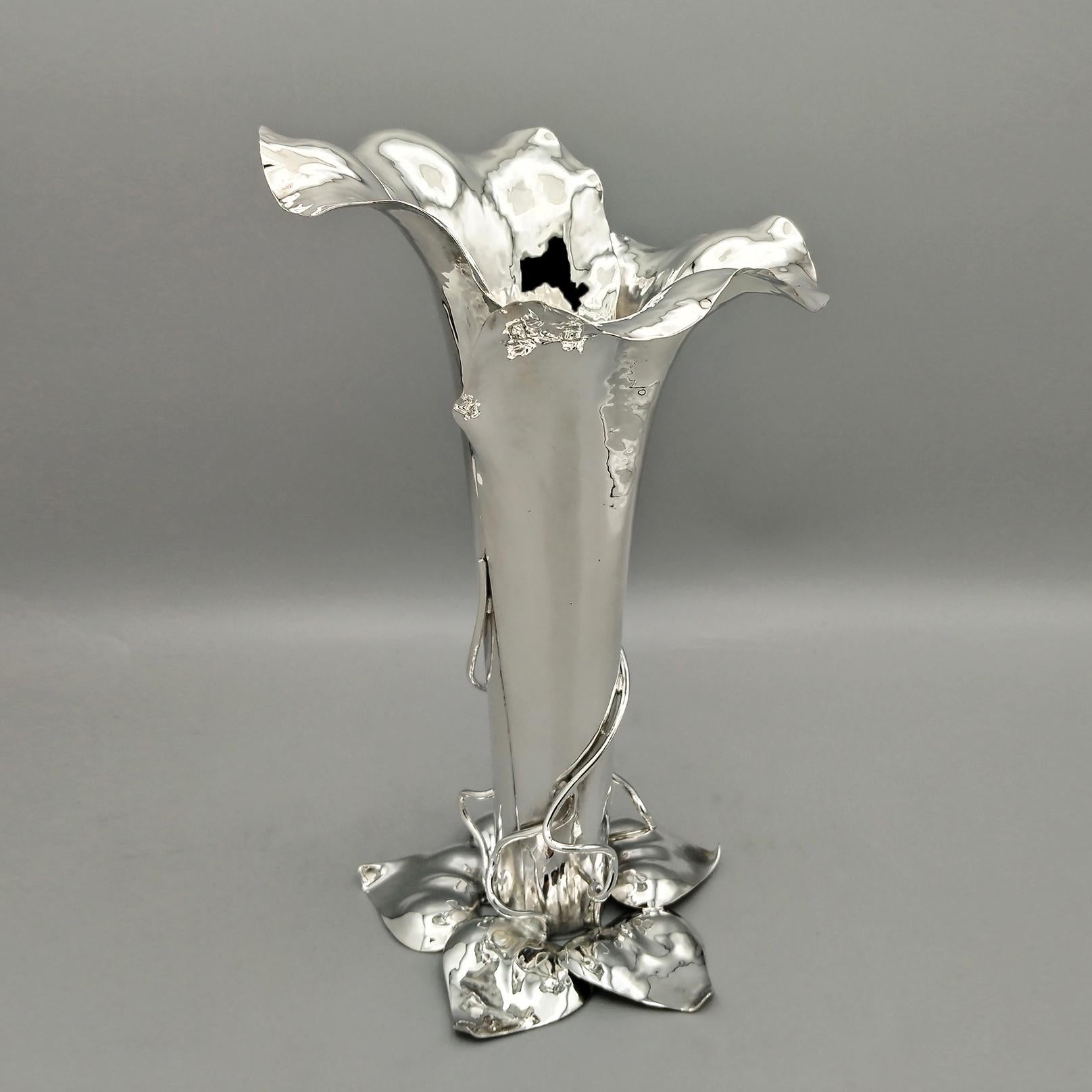 Sterling silver vase of a particular shape, completely handmade by modeling 925 silver plates giving it the shape of a flower.
The body of the vase is conical in shape, narrow at the bottom which gradually widens to the final part ending with a