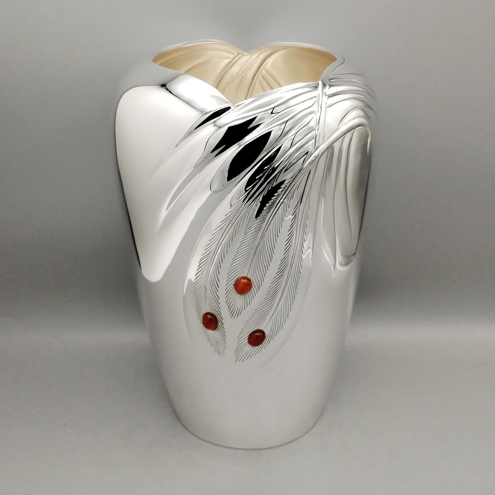 925 Sterling Silver Vase completely handmade. 
The body shape is round and curved, large at the top and narrower at the bottom.
The mouth of the vase is very large and shaped, suitable for containing many long-stemmed flowers.
A peacock feather