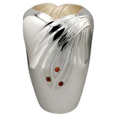 Vase en argent italien avec motifs de plumes et pierres de cornaline