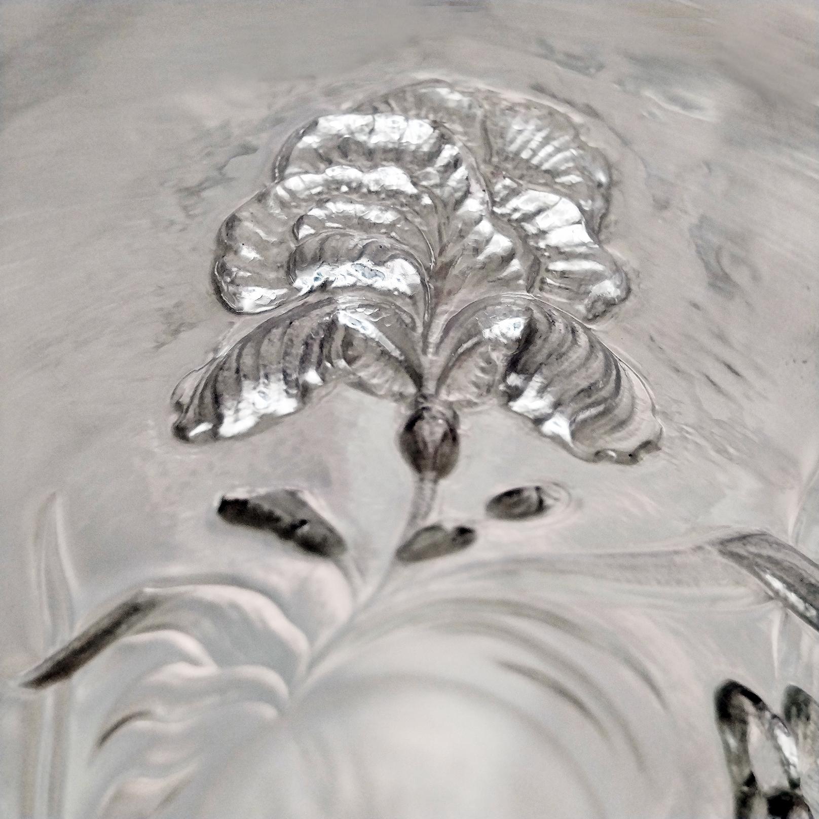 Vaso italiano in argento 925 con fiori di iris in vendita 4