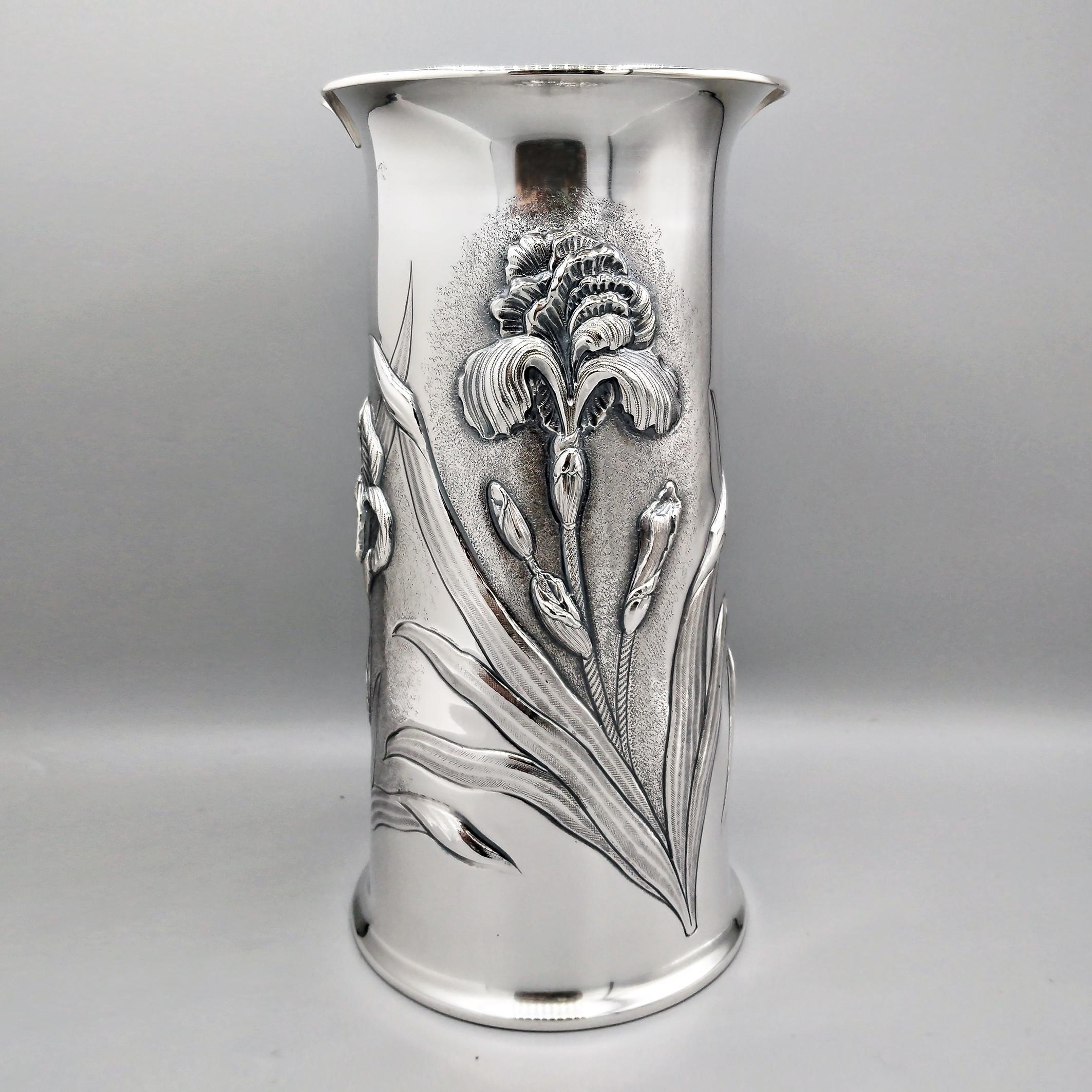 Vaso in argento sterling italiano con fiori di iris incisi, interamente realizzato a mano.
Il corpo è cilindrico con una base leggermente svasata ricavata direttamente dalla lastra. Questo rende il vaso più stabile, anche con i fiori a gambo
