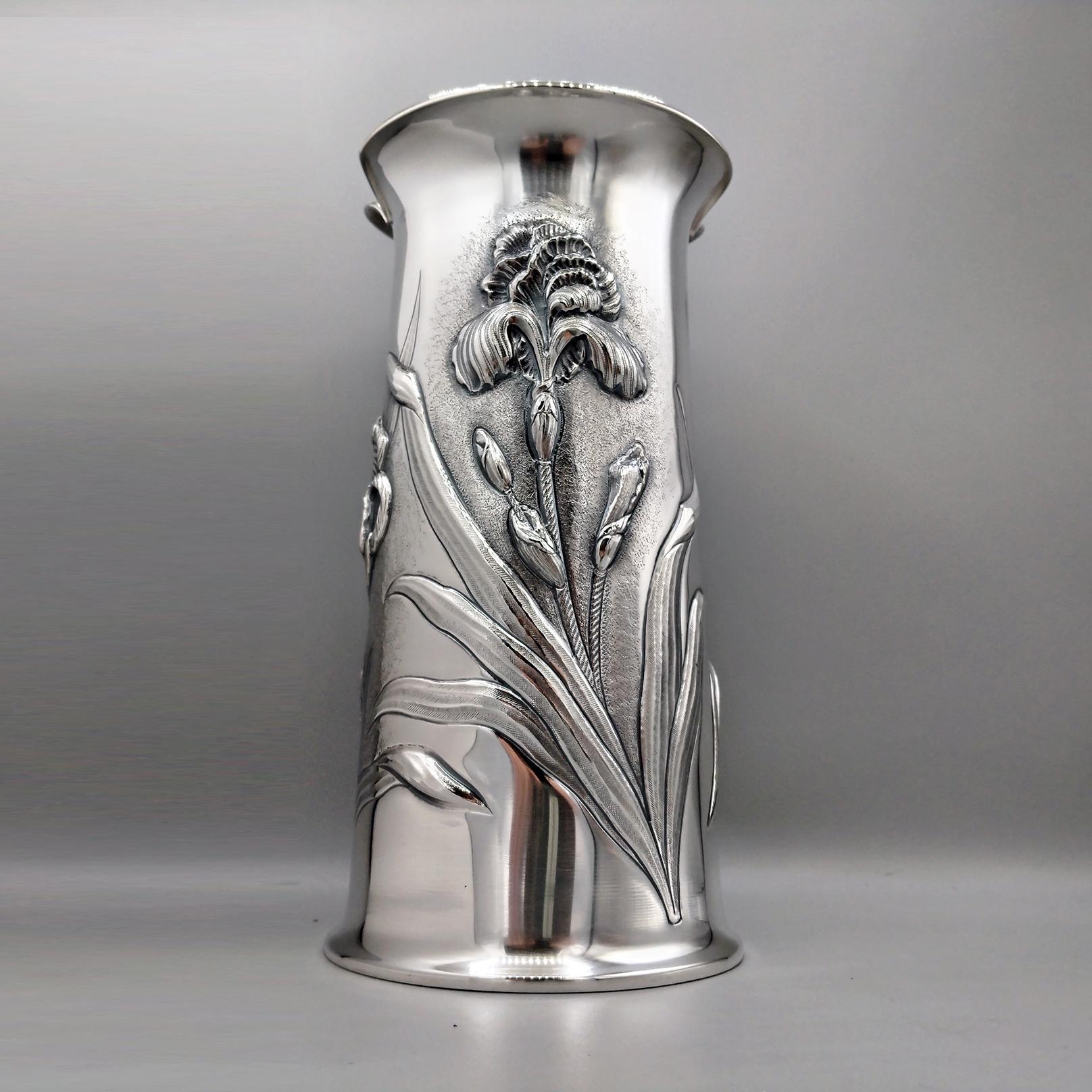Altro Vaso italiano in argento 925 con fiori di iris in vendita