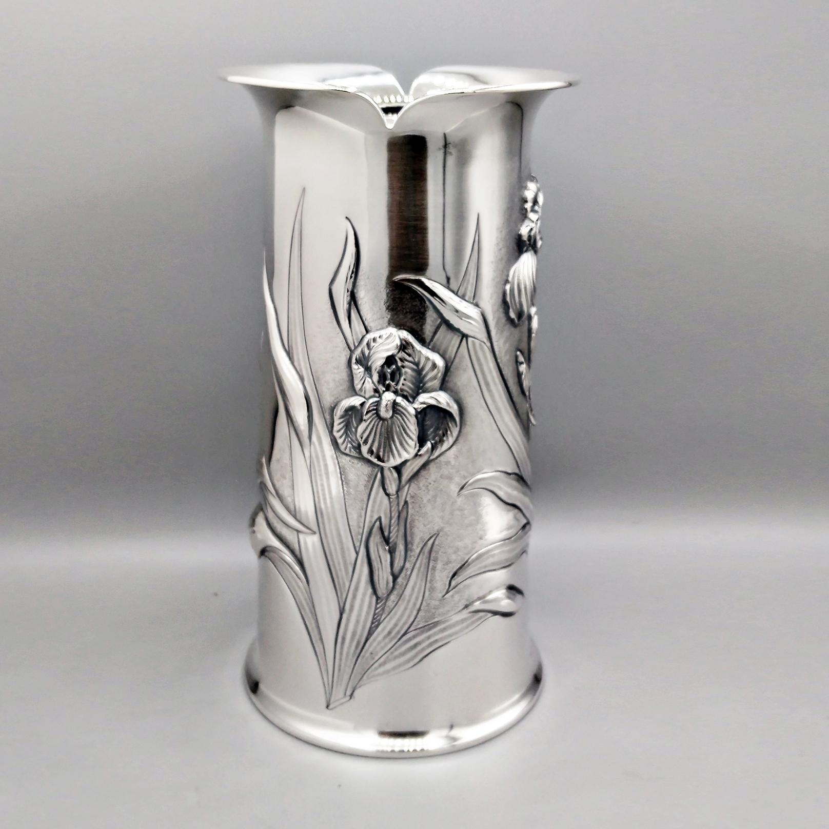 Italiano Vaso italiano in argento 925 con fiori di iris in vendita