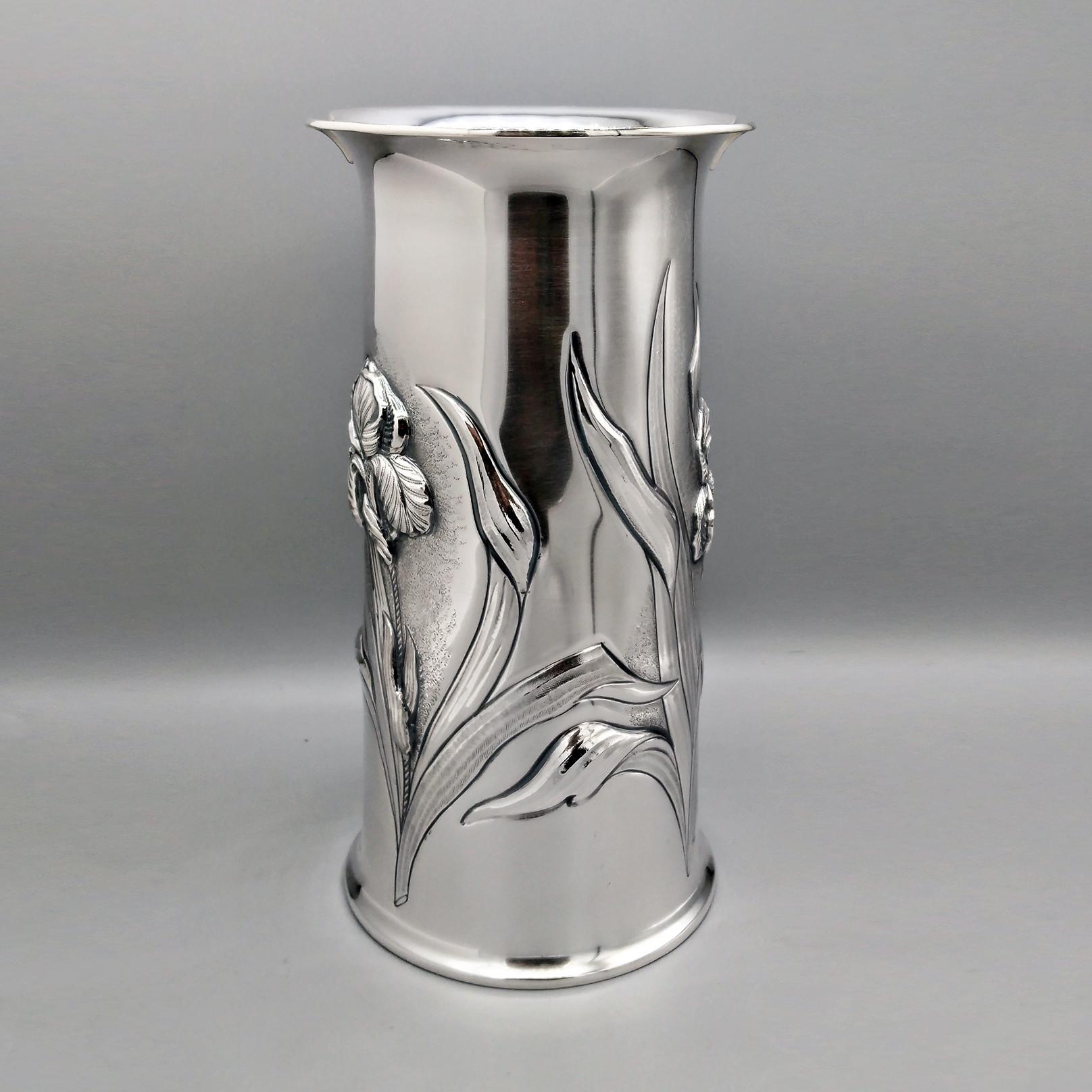 Martellato Vaso italiano in argento 925 con fiori di iris in vendita