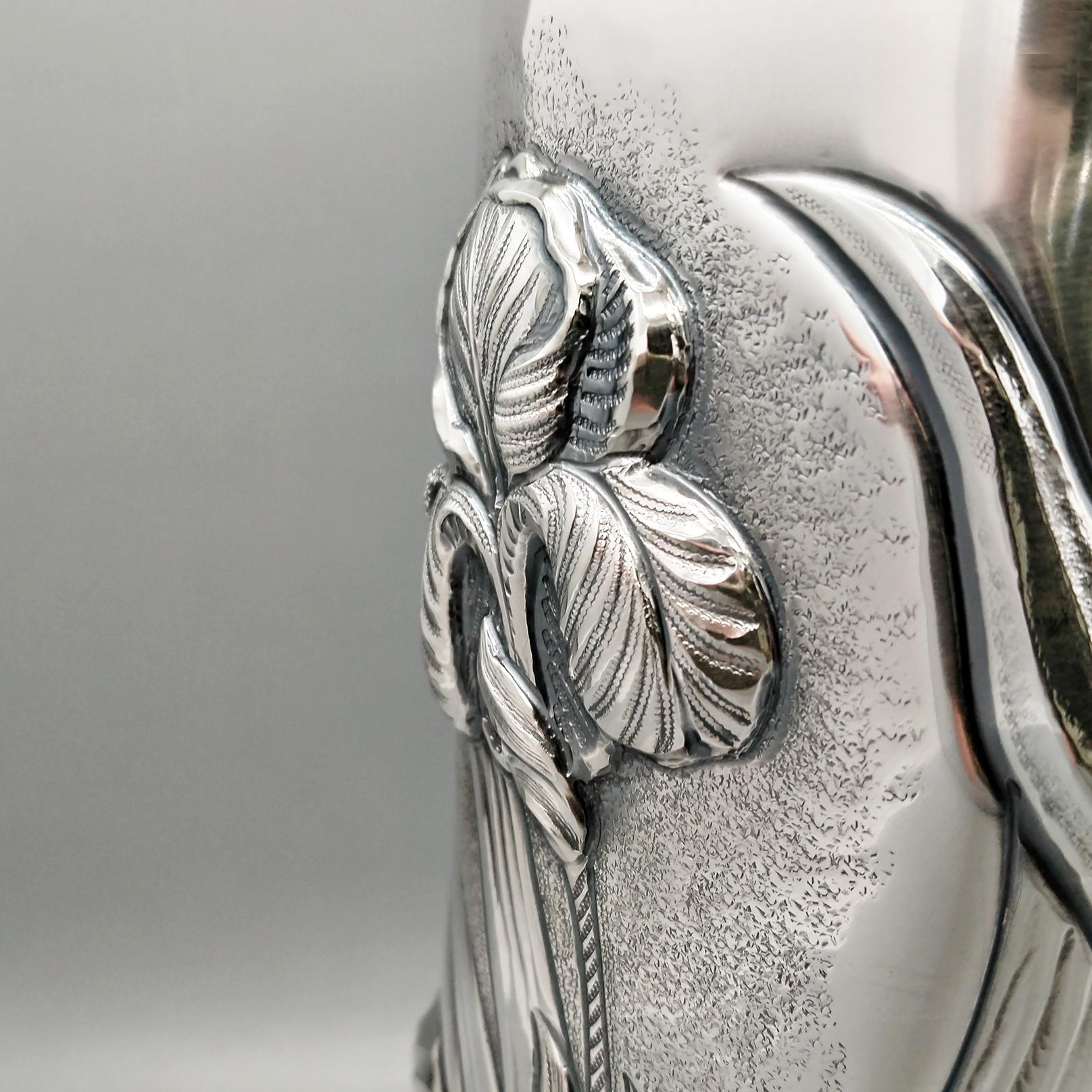 Vaso italiano in argento 925 con fiori di iris In condizioni Nuovo in vendita a VALENZA, IT