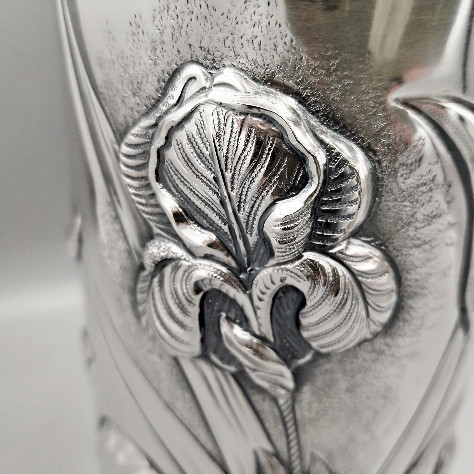 XXI secolo e contemporaneo Vaso italiano in argento 925 con fiori di iris in vendita
