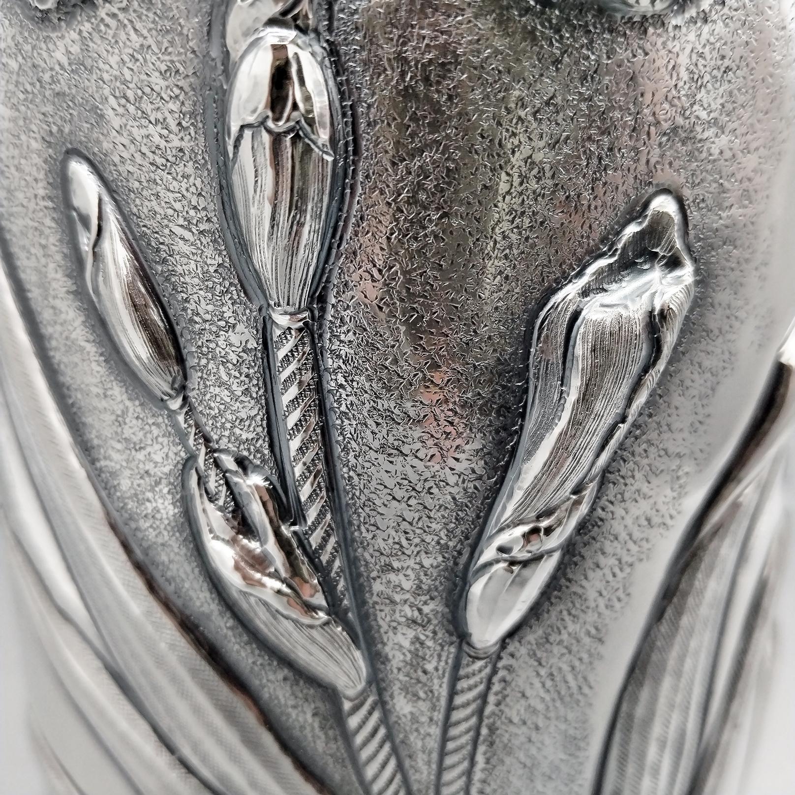 Vaso italiano in argento 925 con fiori di iris in vendita 1