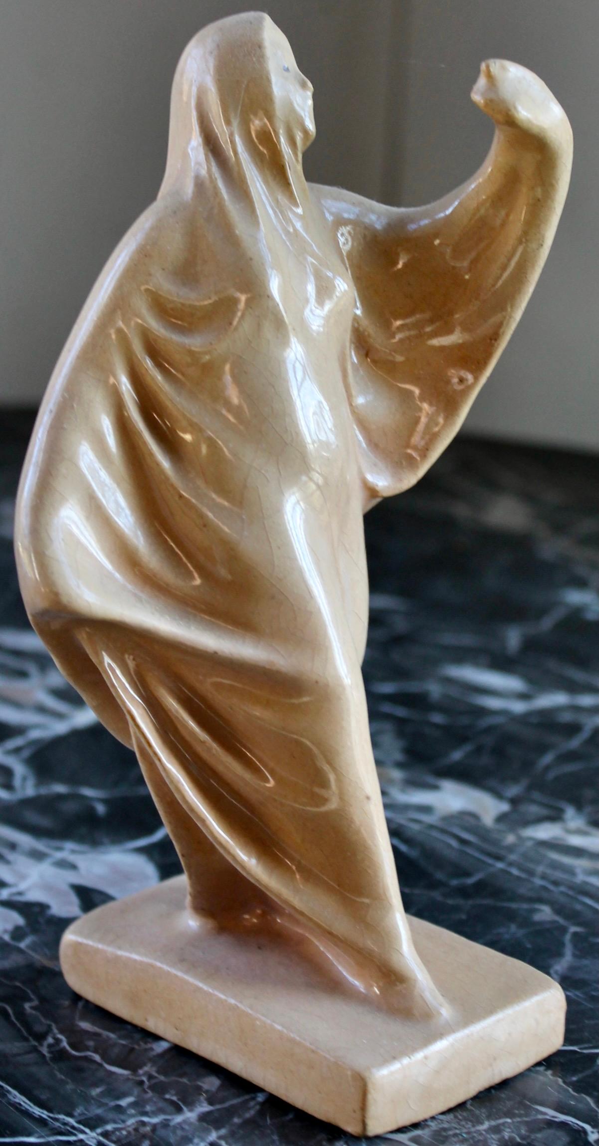 Ceramica smaltata dei primi del Novecento raffigurante una danzatrice in abito da sera.
Firmato Gastin, interno inferiore.