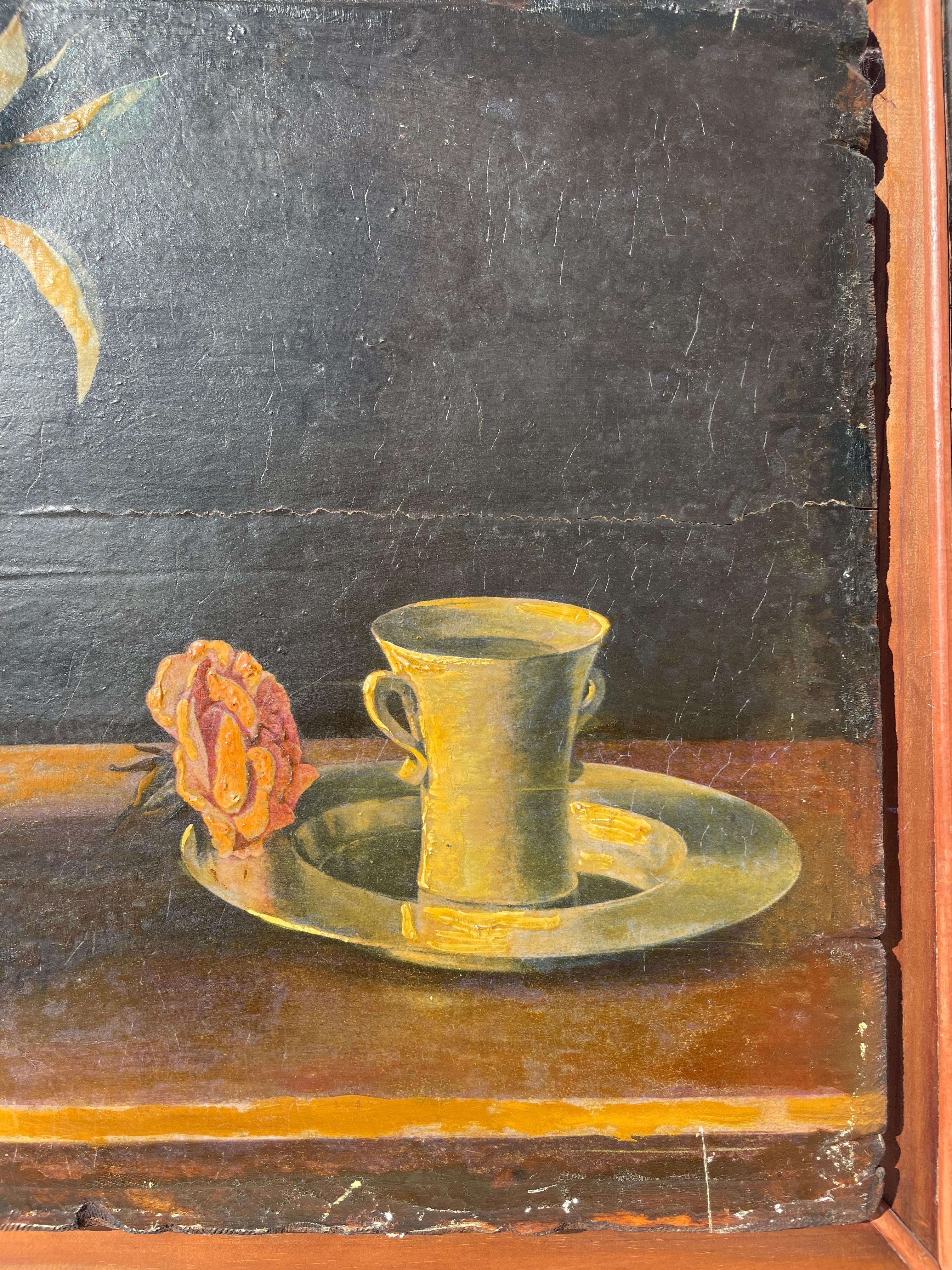 Stilleben auf Holzplatte gemalt. Auf einem Tisch in der Mitte ein Weidenkorb mit Orangen und Orangenblüten, links von der Komposition eine silberne Schale mit vier großen Zitronen, auf der linken Seite des Gemäldes eine Tasse mit zwei Hanses, die