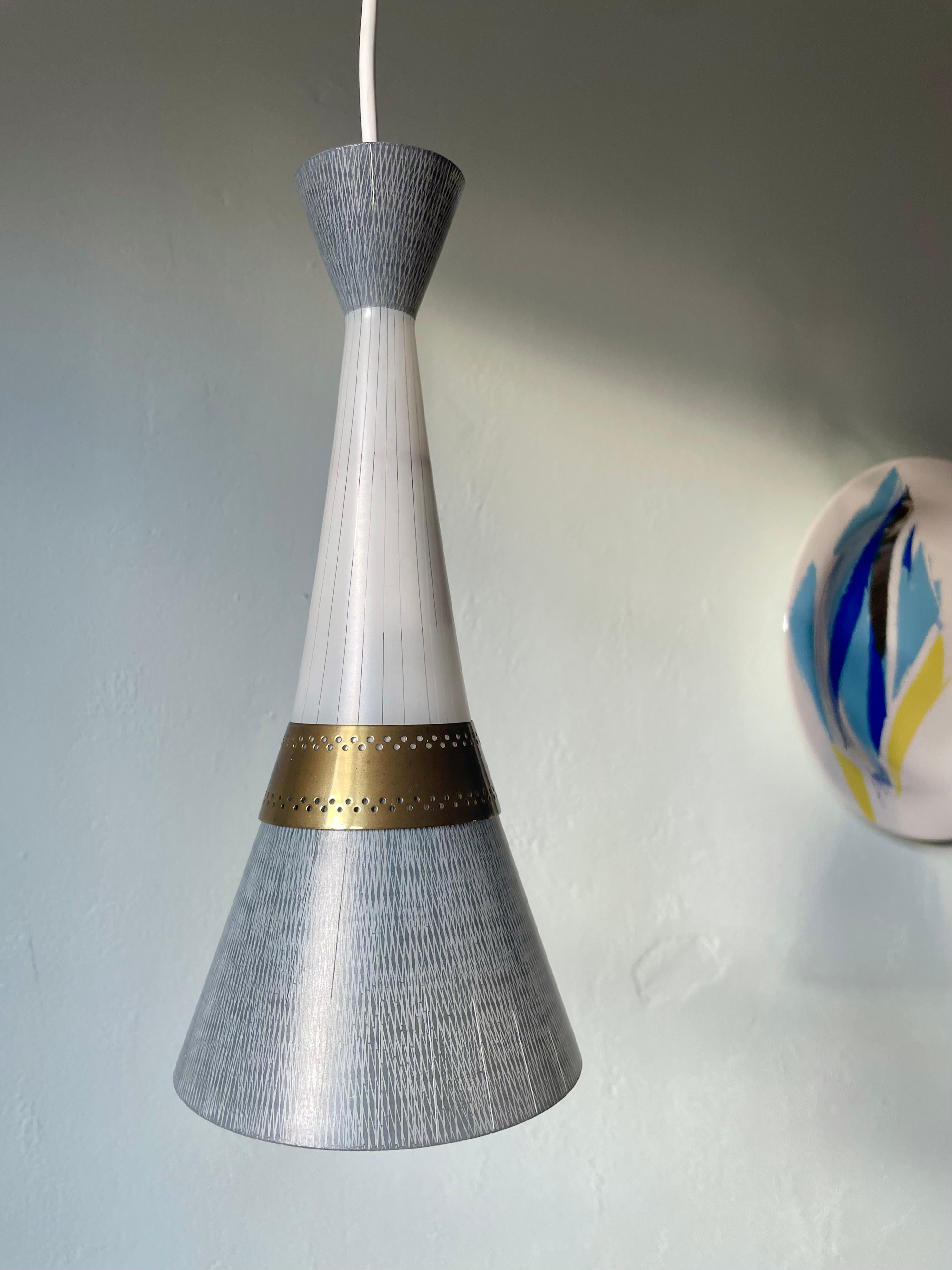 Elegante e sottile ciondolo italiano in vetro a forma di clessidra di metà secolo, con intricati motivi a linee bianche, grigie e nere nel vetro. Fascia in ottone lucido traforato intorno alla pancia. Prodotto negli anni '60 e attribuito a Stilnovo.