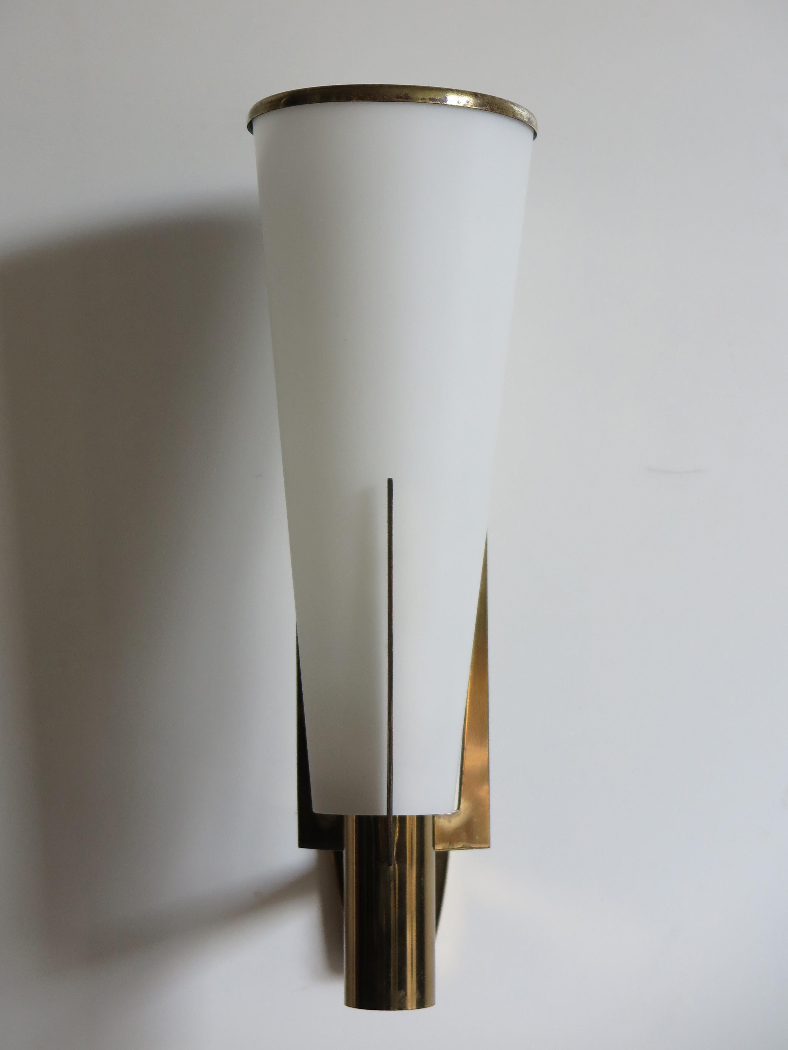 Italian Stilnovo Brass Glass Midcentury Sconce Wall Lamp, 1950s In Good Condition For Sale In Reggio Emilia, IT
